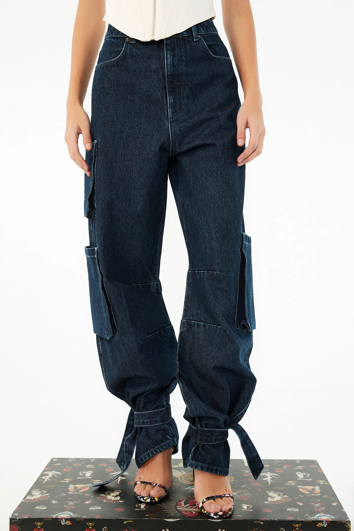 Trendyol Collection  X Zeynep Tosun – Blaue Cargo-Jeans mit Krawattendetail TPRSS22JE0611
