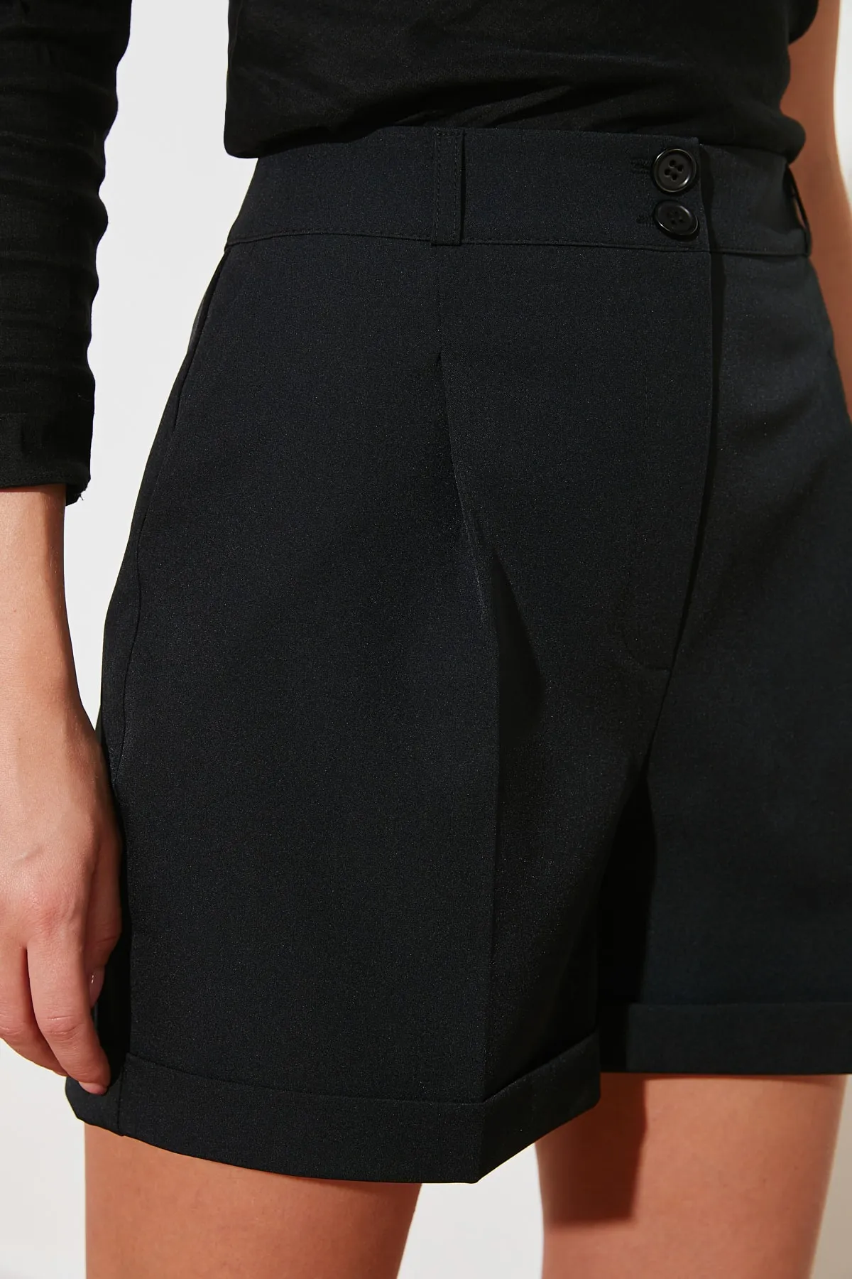 Trendyol Collection  Schwarze, plissierte, gewebte Shorts in normaler Passform TWOSS21SR0478