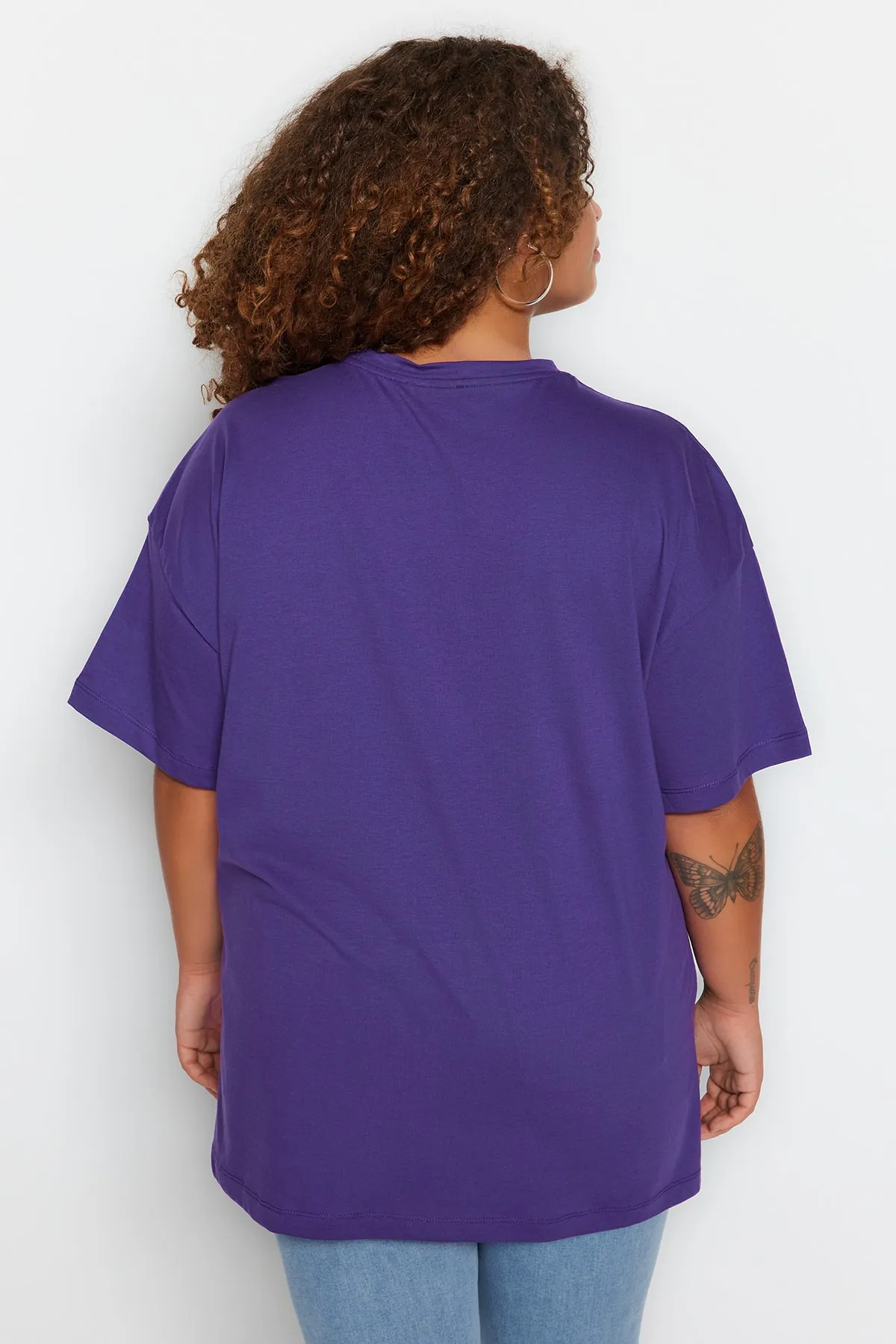 Trendyol Curve  Lilafarbenes, weit geschnittenes, bedrucktes Strick-T-Shirt mit Rundhalsausschnitt TBBSS23AH00131