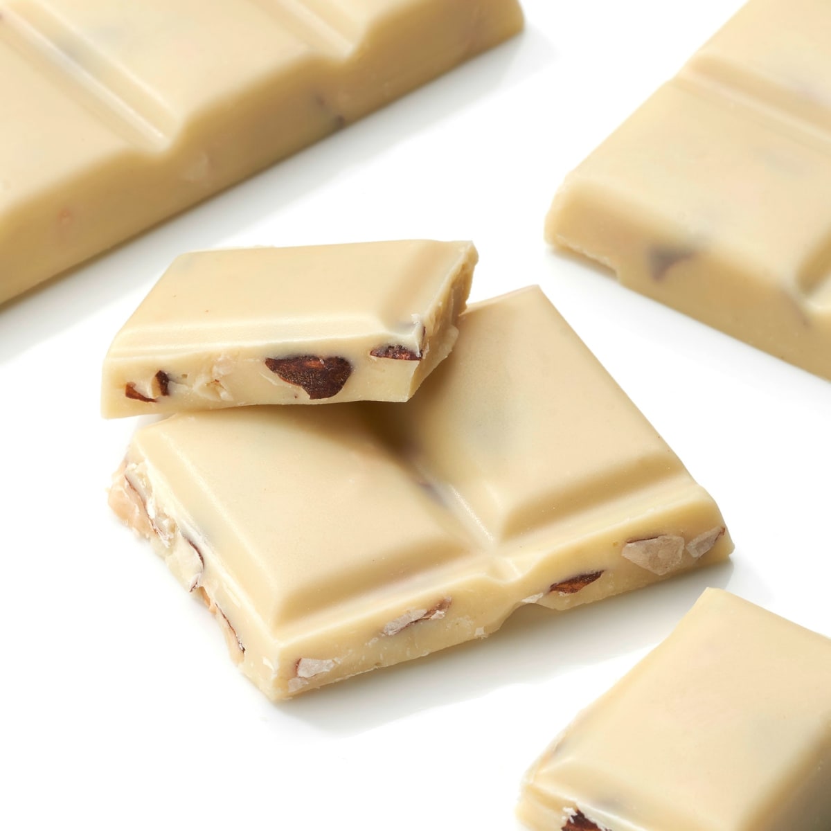 Schokolade, weiß mit Mandelstücken, 100 g
