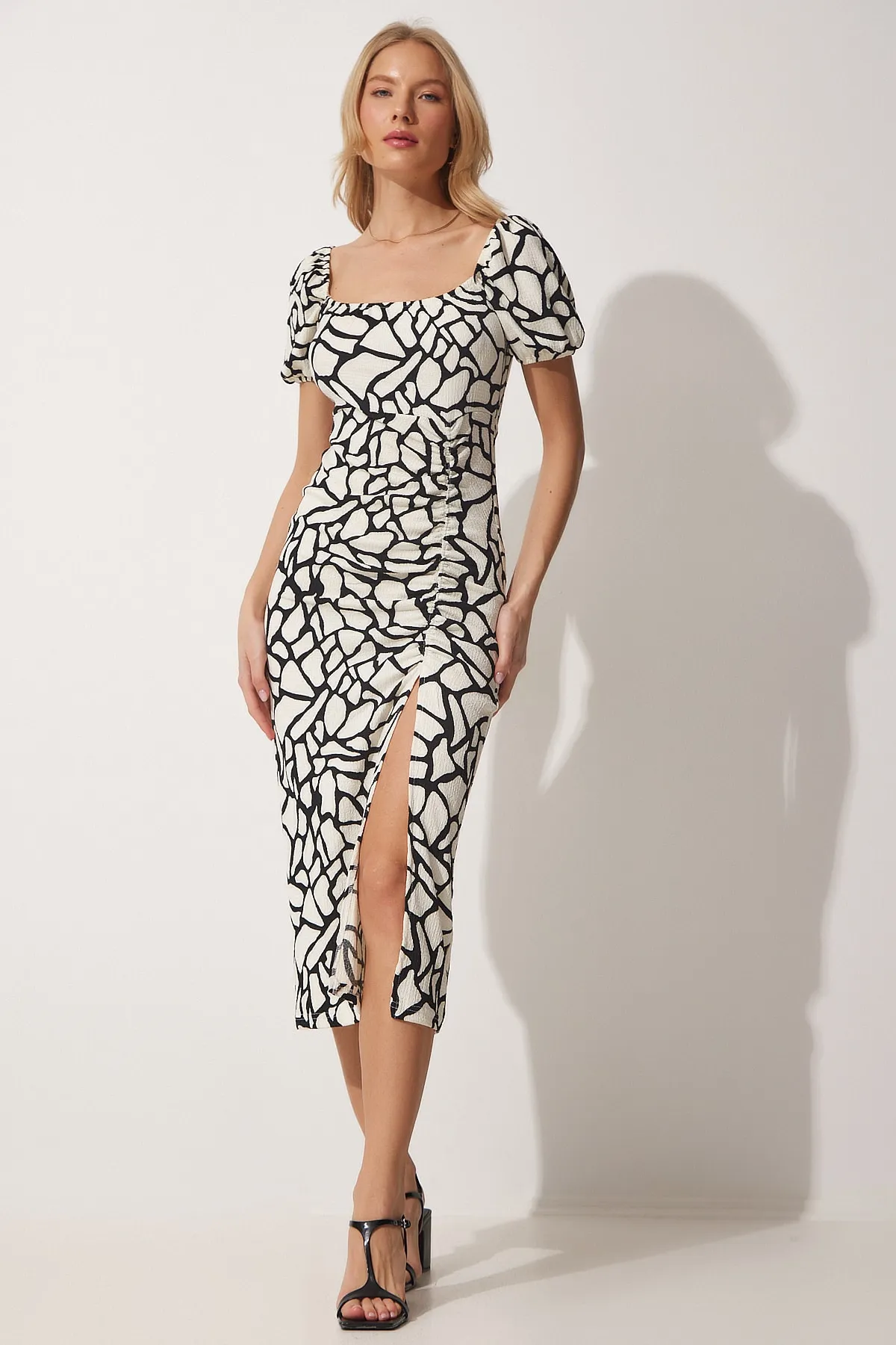 Happiness İstanbul  Schwarz-weiß gerafftes Saran-Sommerstrickkleid für Damen DD01202