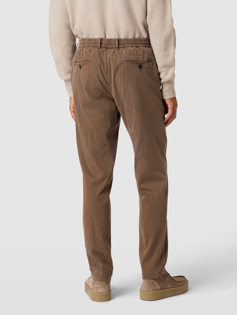 Slim Fit Chino mit französischen Eingrifftaschen in mittelbraun