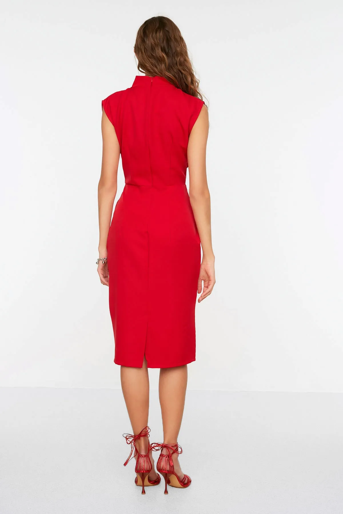 Trendyol Collection  Rotes, figurbetontes, gewebtes Kleid mit Stehkragen TWOAW20EL0311
