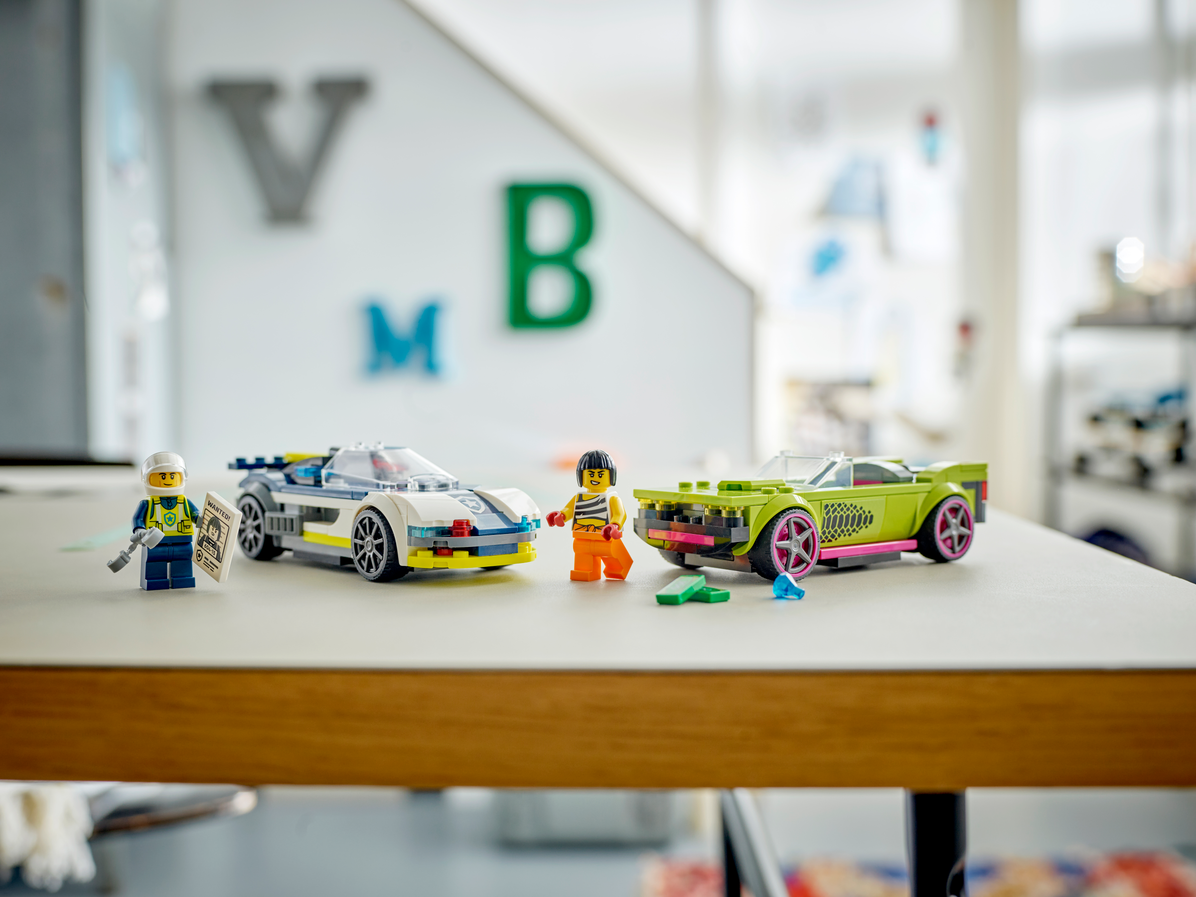 Verfolgungsjagd mit Polizeiauto und Muscle Car 60415