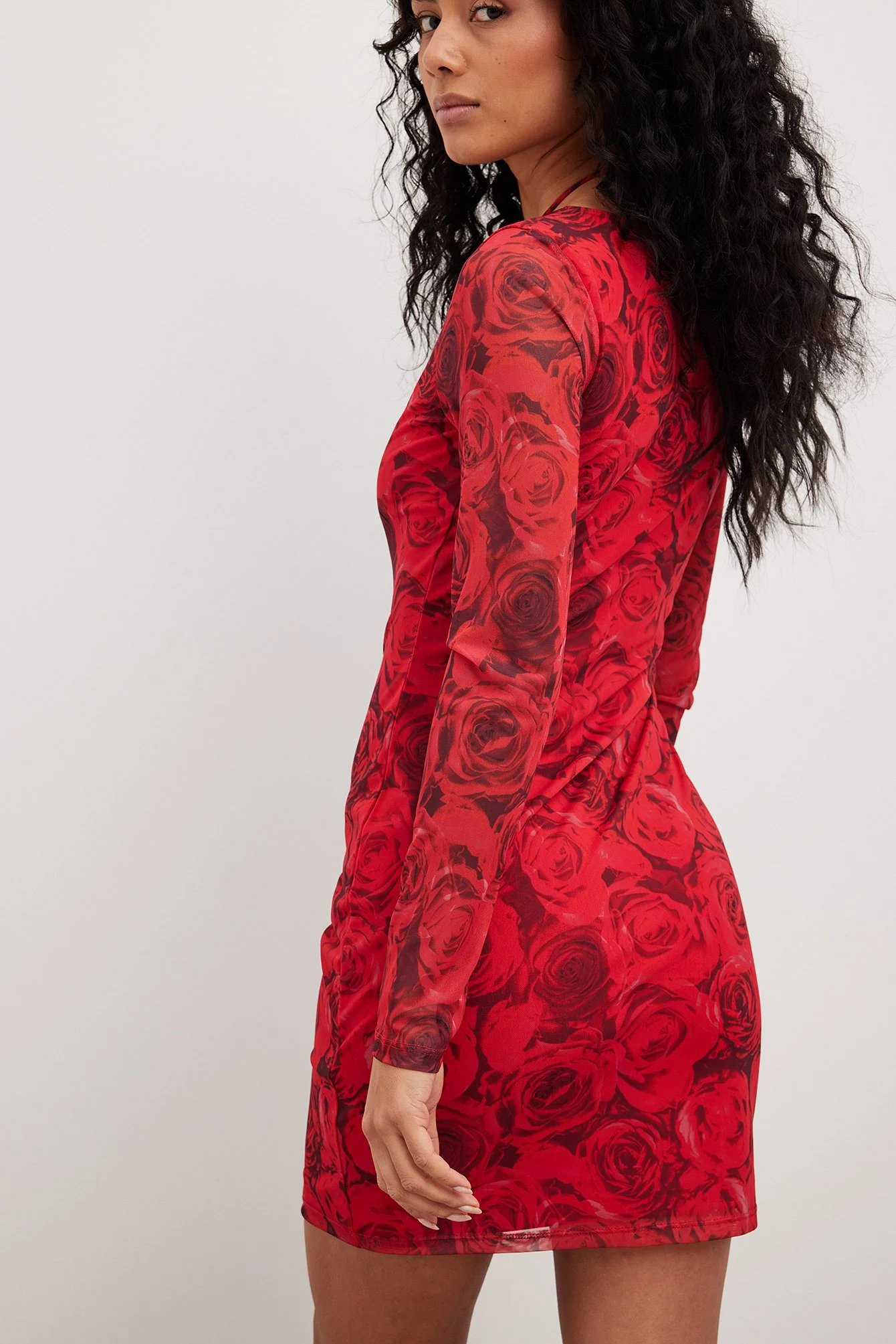 Minikleid aus Mesh mit Trägern und tiefem Ausschnitt