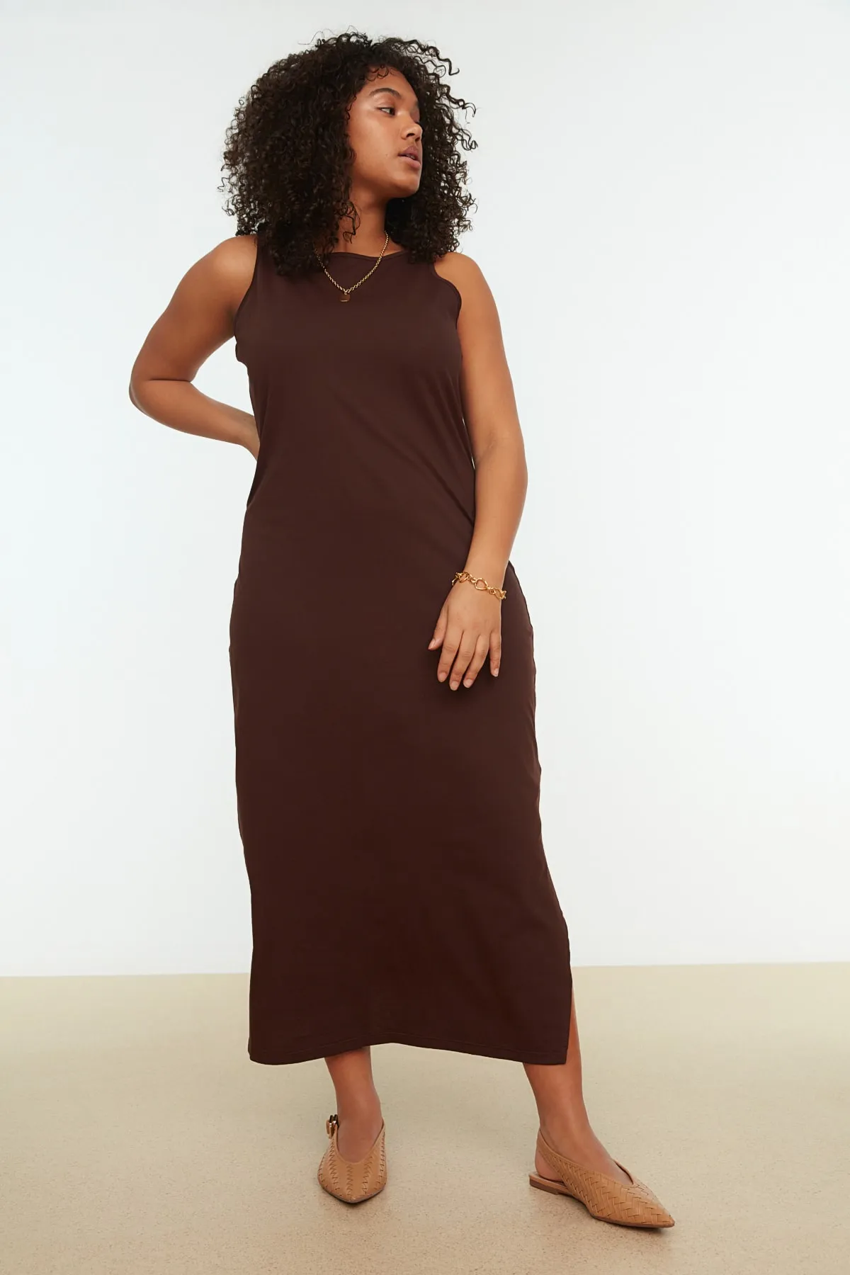 Trendyol Curve  Dunkelbraunes Shift-Strickkleid mit Rundhalsausschnitt und Schlitz TBBSS22AH0162