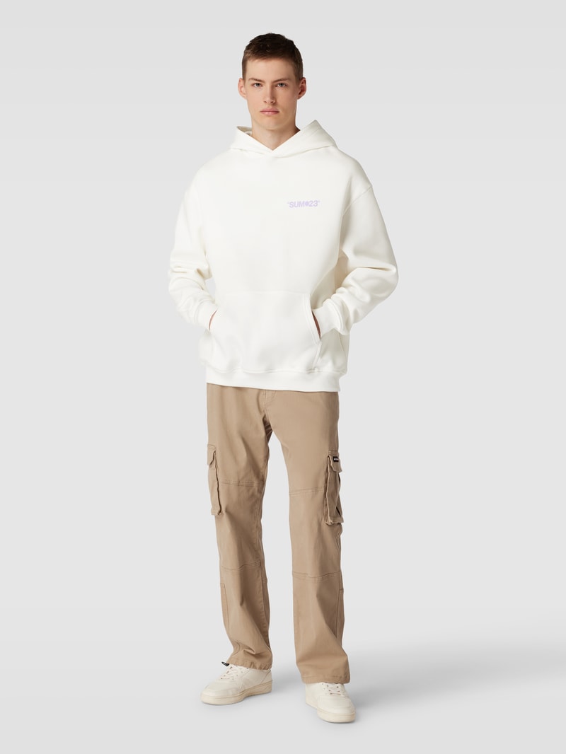 Oversized Hoodie mit überschnittenen Schultern und Känguru-Tasche in offwhite