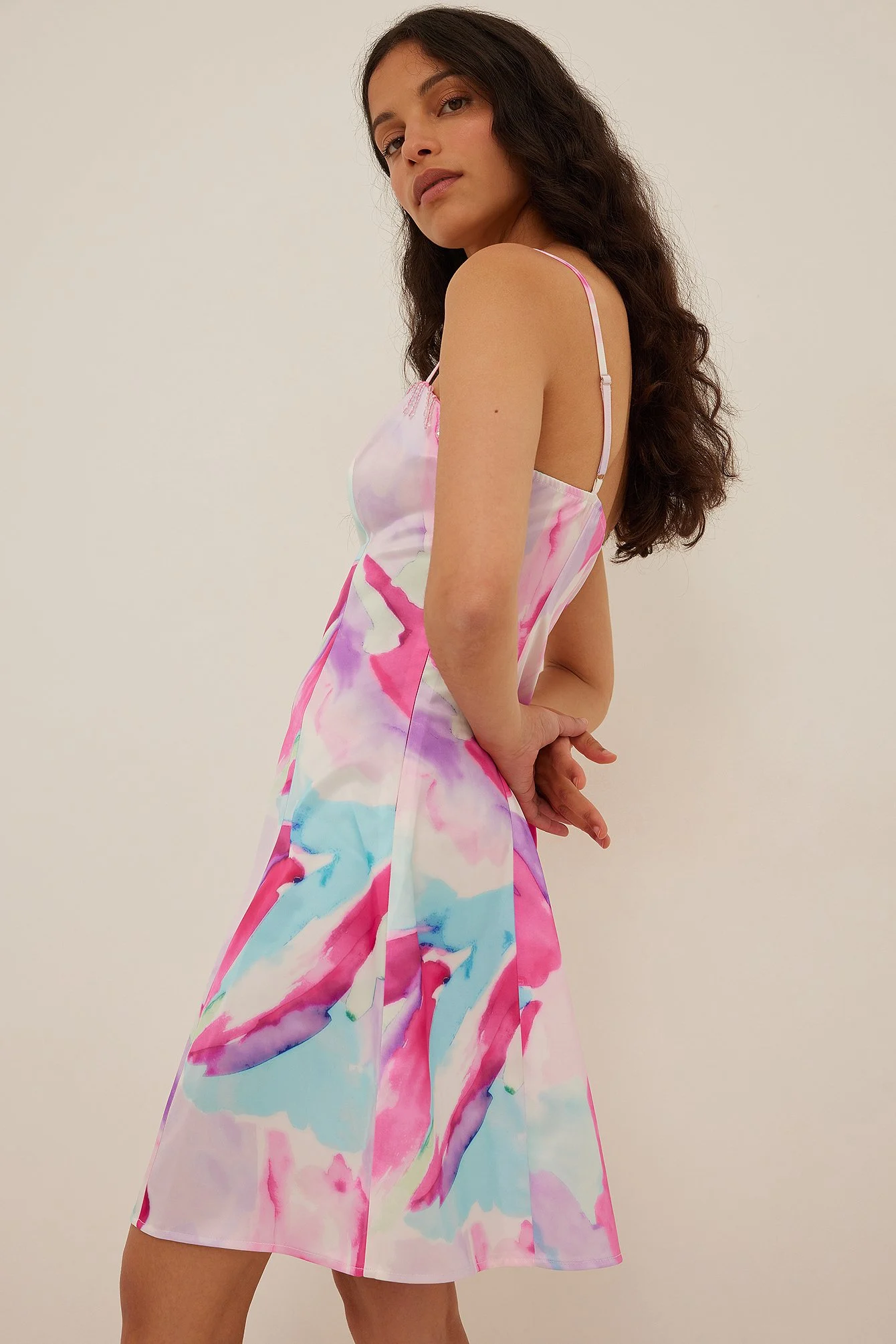 Satin-Minikleid mit Kristall-Details