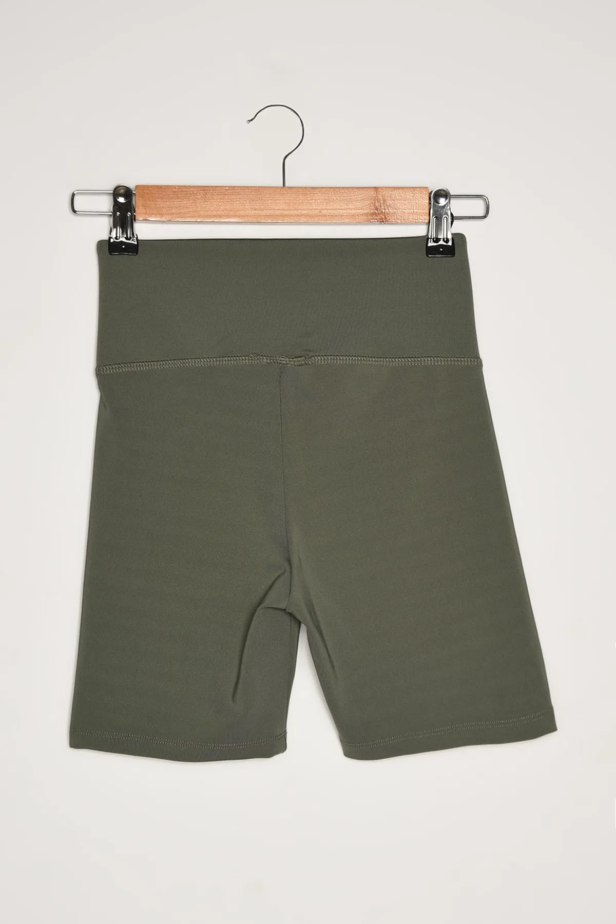 Trendyol Collection  Khakifarbene Recovery-Sportshorts mit zweireihiger Taille und detailliertem Strickmuster TWOSS21SR0714