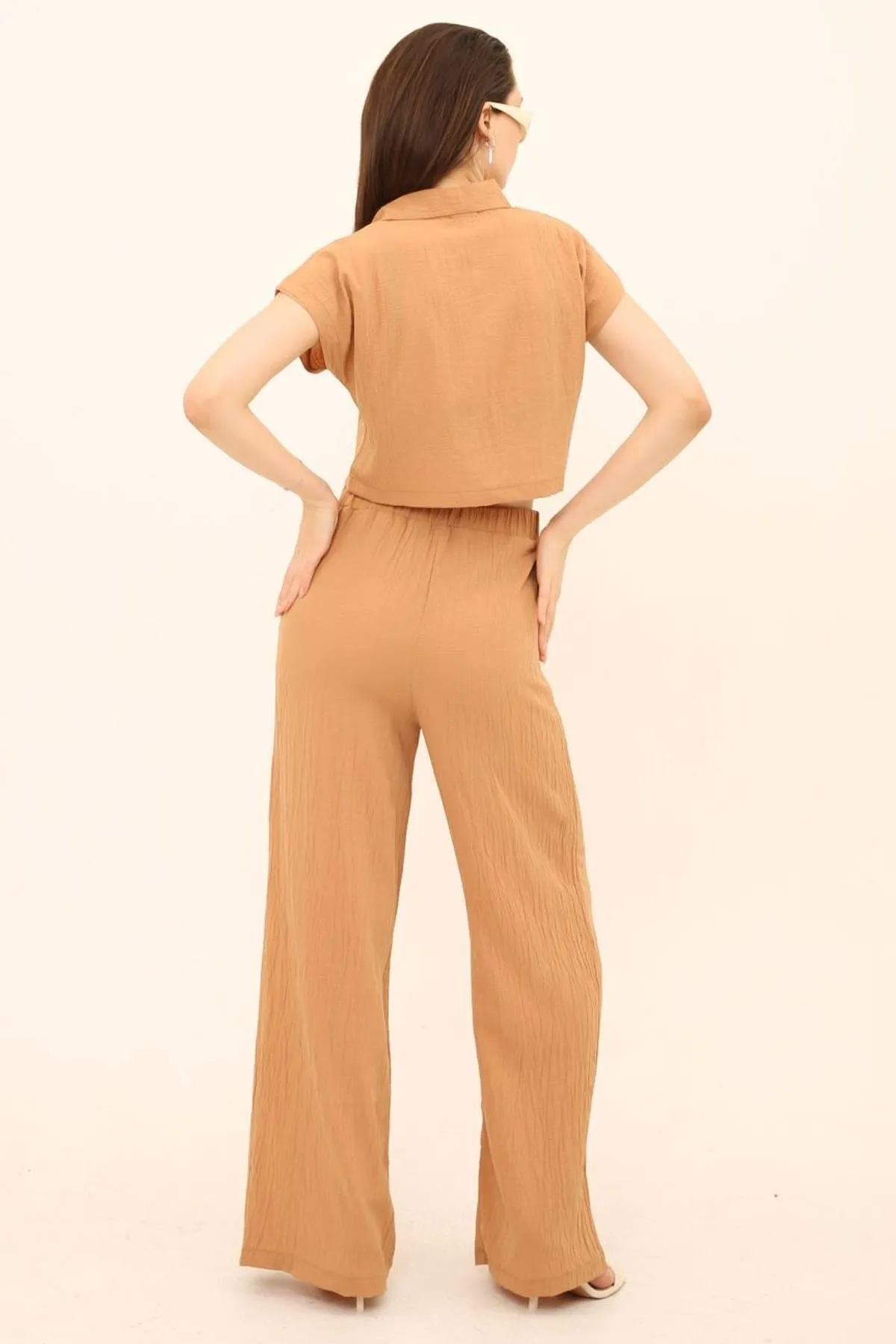 Domoda  Kamelfarbenes Crop-Hemd mit Knöpfen und Palazzo-Hosen mit weitem Bein
