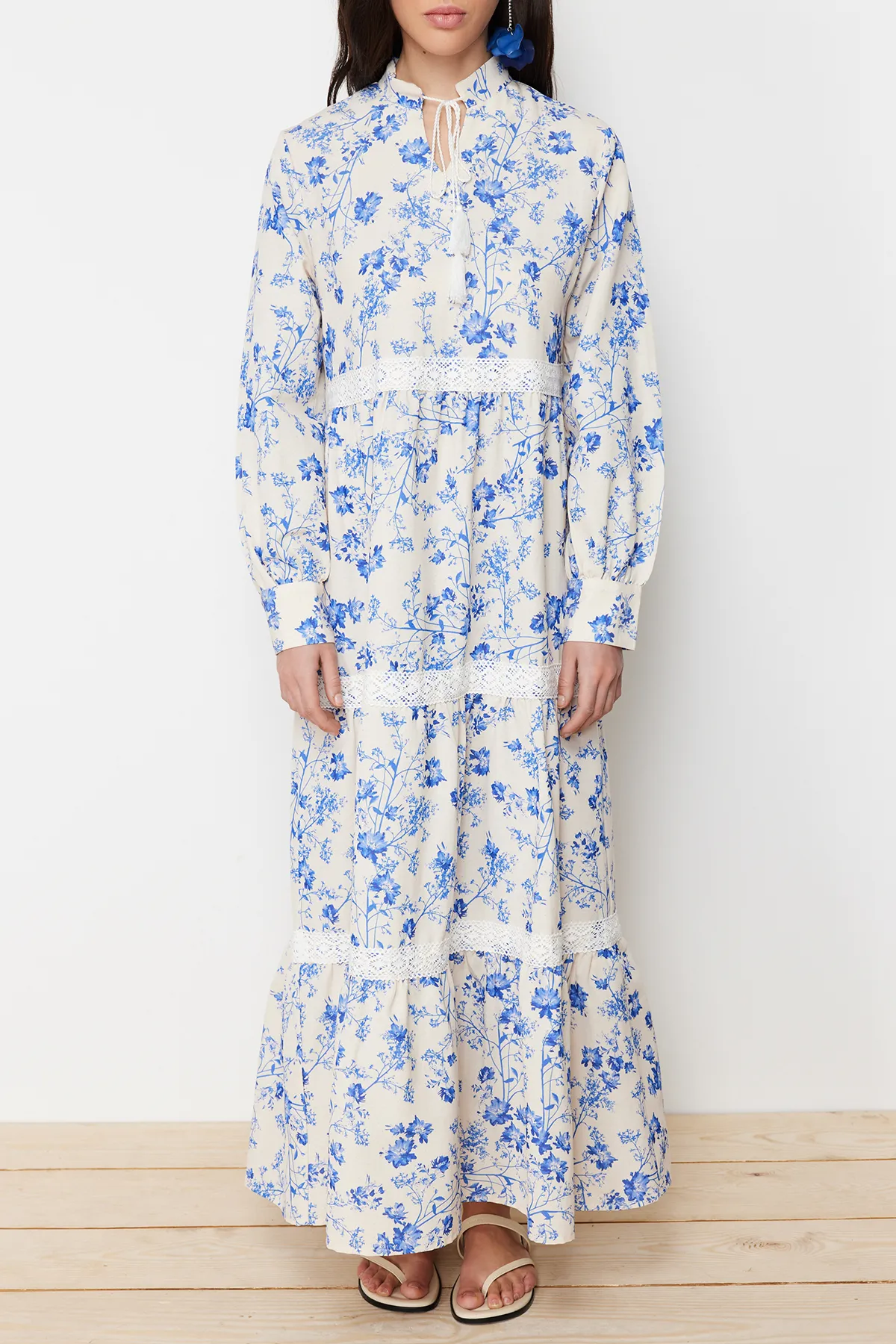 Trendyol Modest  Beigefarbenes, gewebtes Kleid in Leinenoptik mit Blumenmuster TCTSS24EB00054