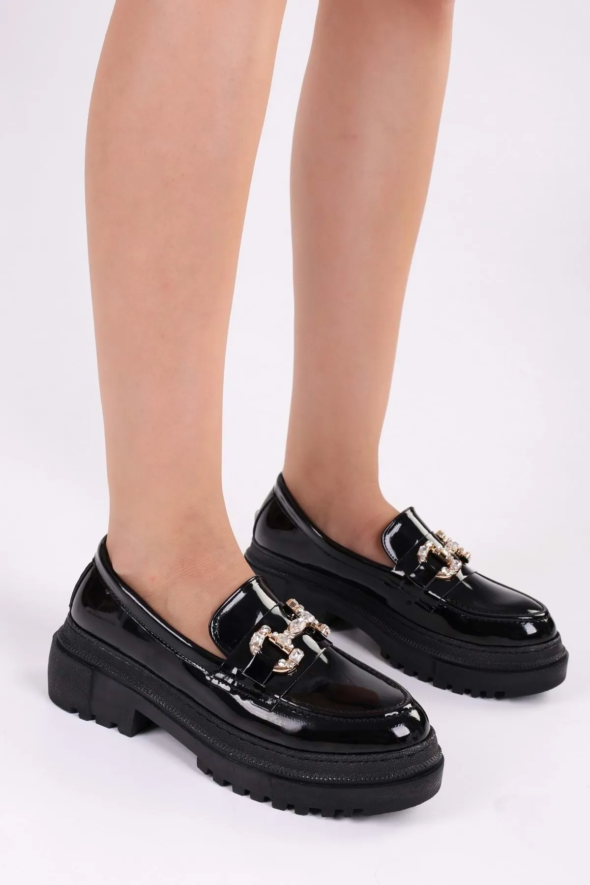 Shoeberry  Damen-Loafer Lucie aus schwarzem Lackleder mit Steinschnalle