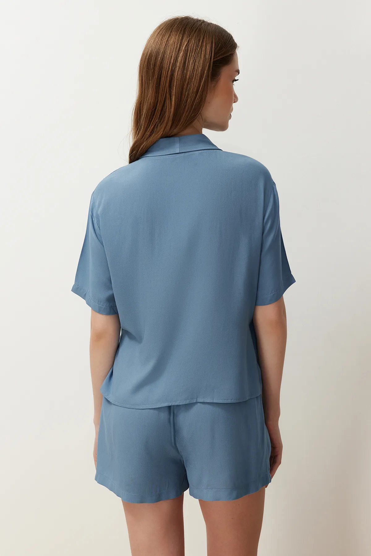 Trendyol Collection  Blaues geknöpftes zweireihiges Pyjama-Set aus gewebter Viskose mit Kragen THMSS24PT00148