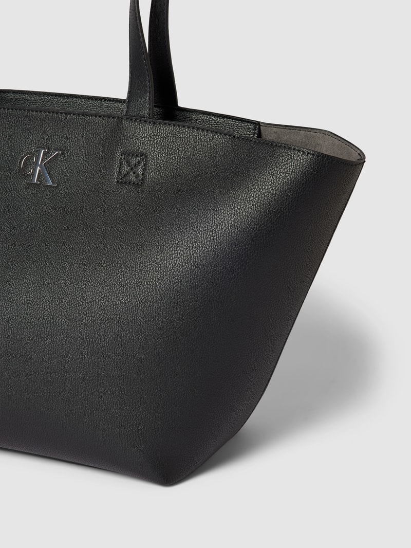 Shopper mit Label-Detail in black