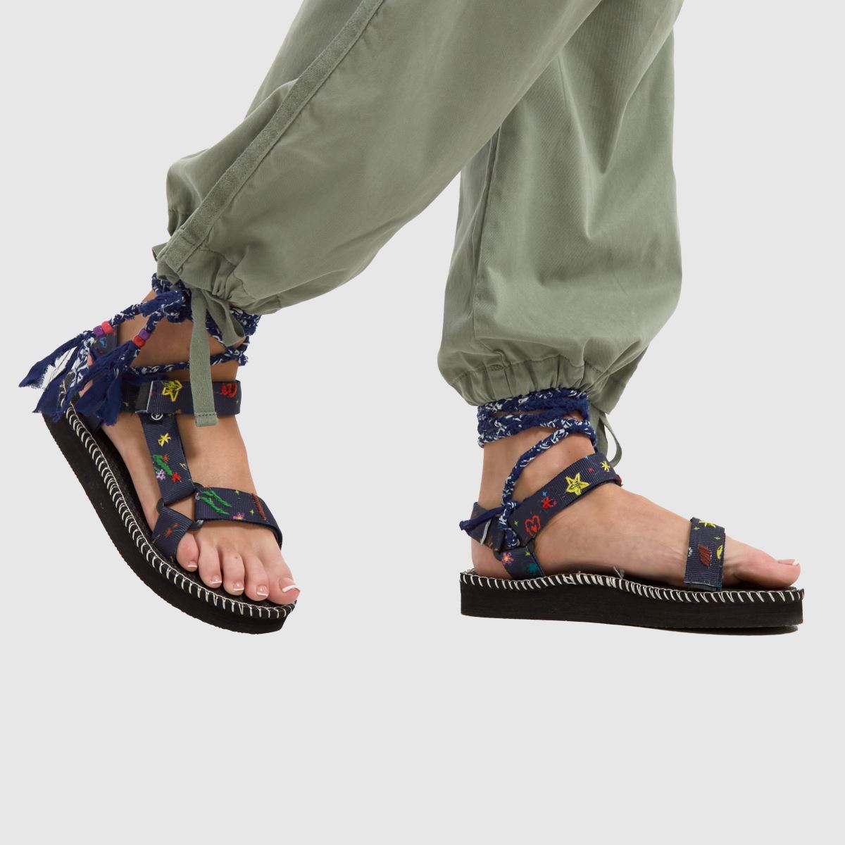 ARIZONA LOVE – Marinblå, snörpande sandaler med tårem