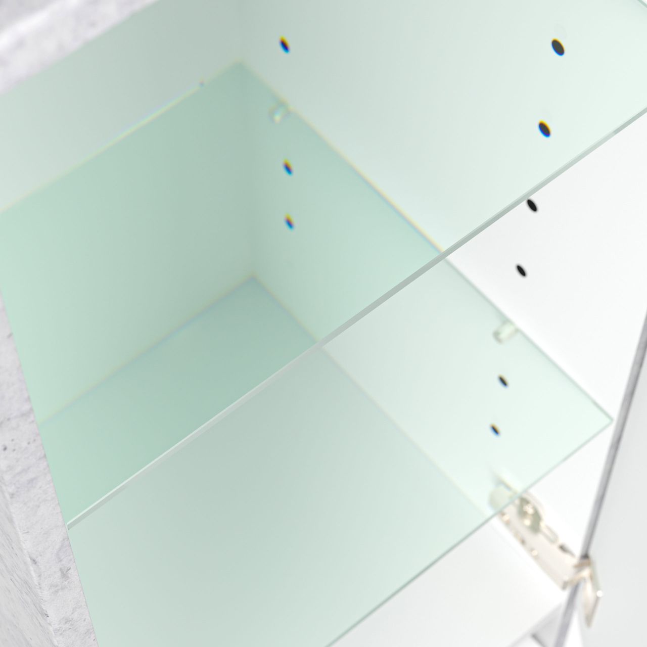 Posseik Hochschrank 120 cm in Beton mit Glaseinlagen