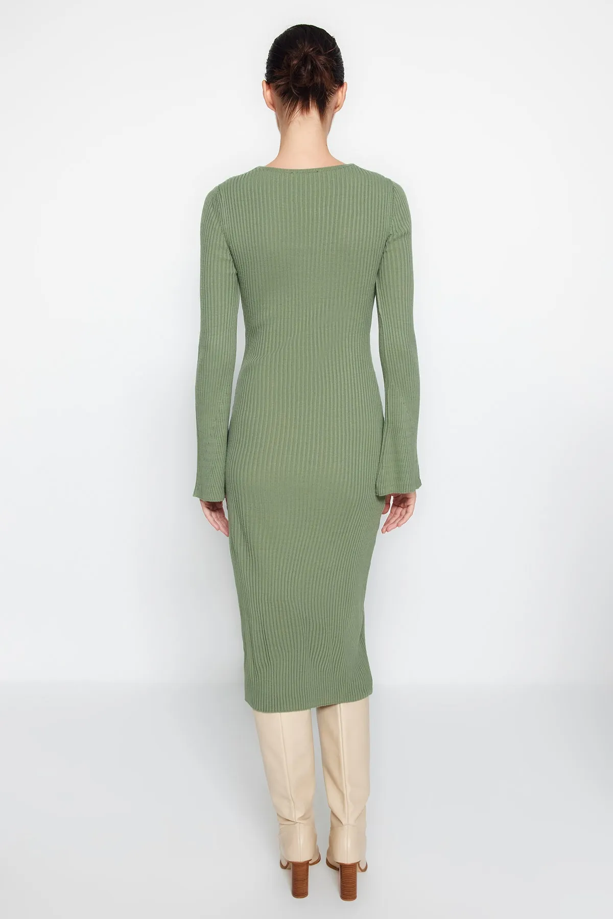 Trendyol Collection  Khakifarbenes Midi-Strickkleid mit Basic-Ärmeln TWOAW24EL00117