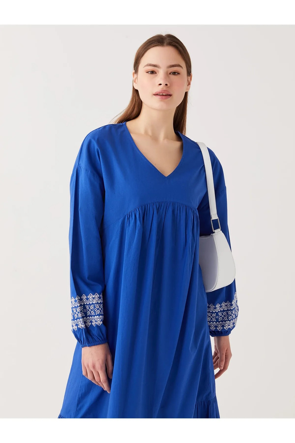 LC Waikiki  Gemustertes Damenkleid mit V-Ausschnitt und langen Ärmeln