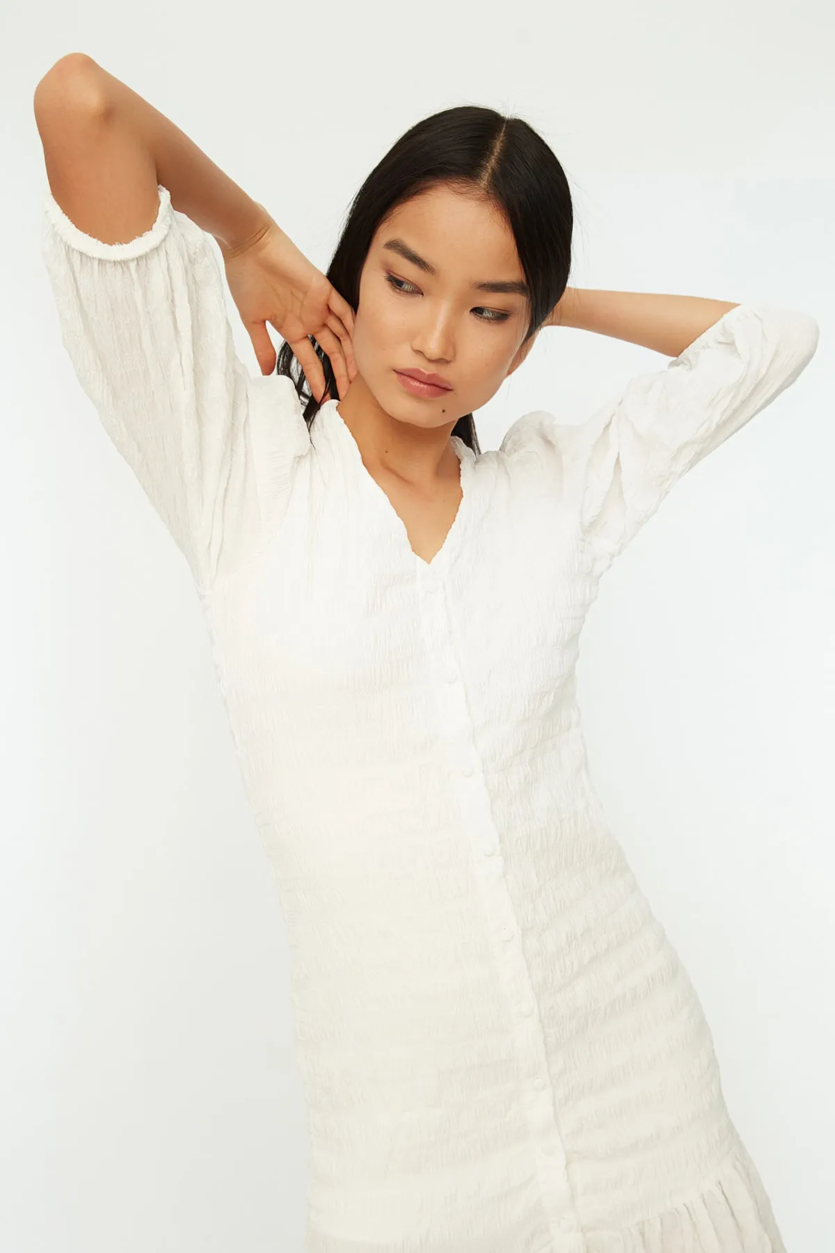 Trendyol Collection  Ecrufarbenes Midi-Hemd aus gewebtem, gefüttertem Stoff, strukturiertes gewebtes Kleid TWOSS21EL1127