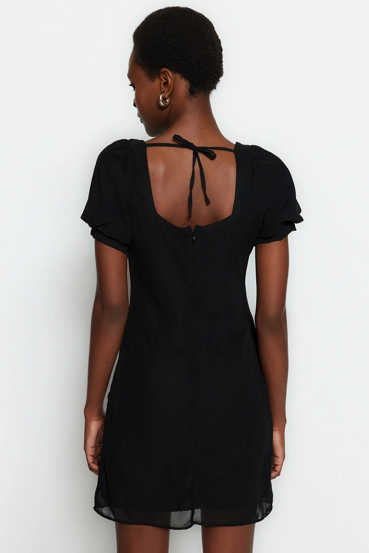 Trendyol Collection  Schwarzes, gerade geschnittenes, gewebtes Mini-Kleid mit Chiffon-Futter und quadratischem Kragen TWOSS23EL00457