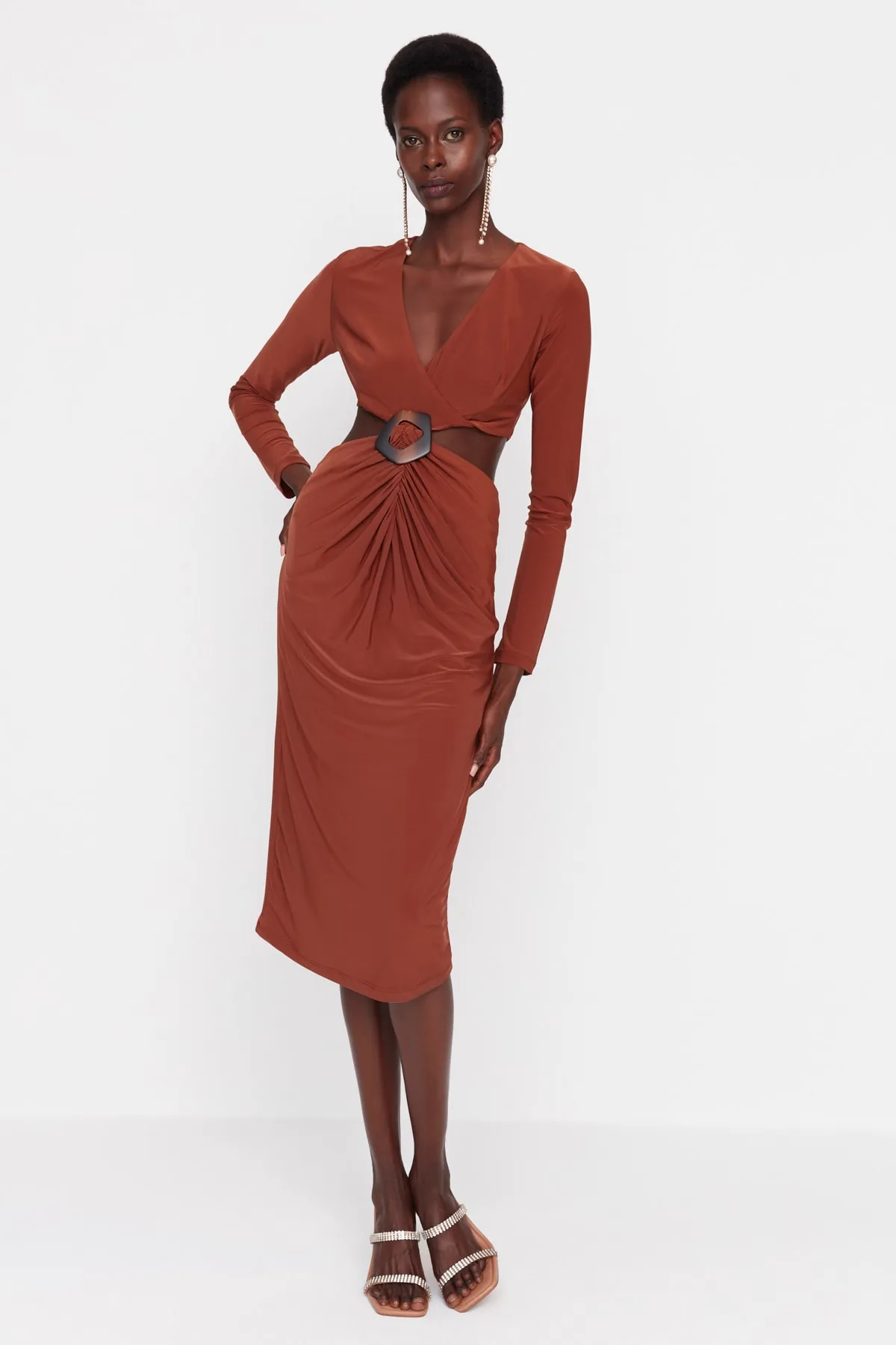 Trendyol Collection  Elegantes gestricktes Abendkleid mit zimtfarbenem Schnallendetail TPRAW23EL00149