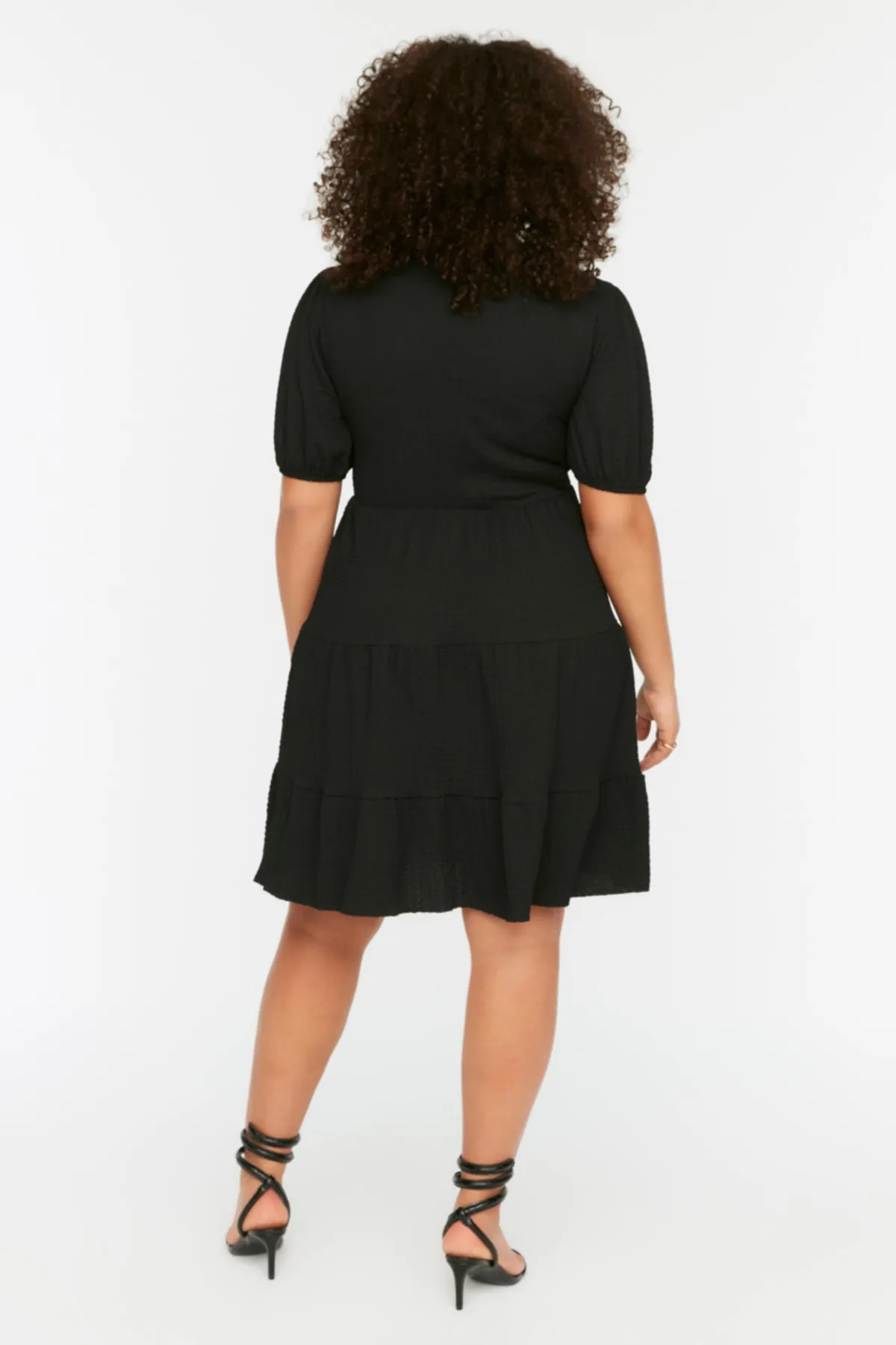 Trendyol Curve  Schwarzes Skater-Strickkleid mit V-Ausschnitt und zweireihigem Verschluss TBBSS22EL2987