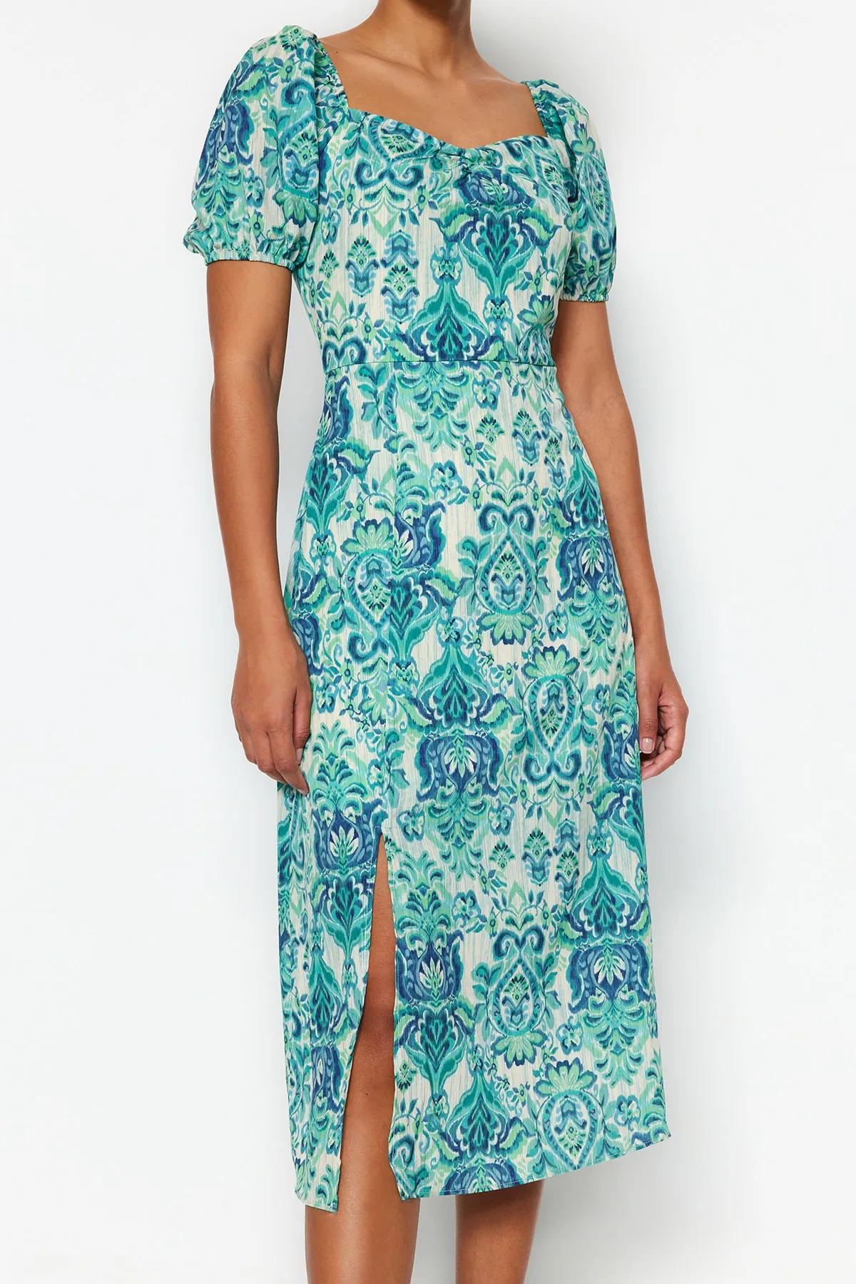 Trendyol Collection  Grünes gemustertes Midi-Webkleid mit quadratischem Ausschnitt und Schlitz TWOSS23EL01846