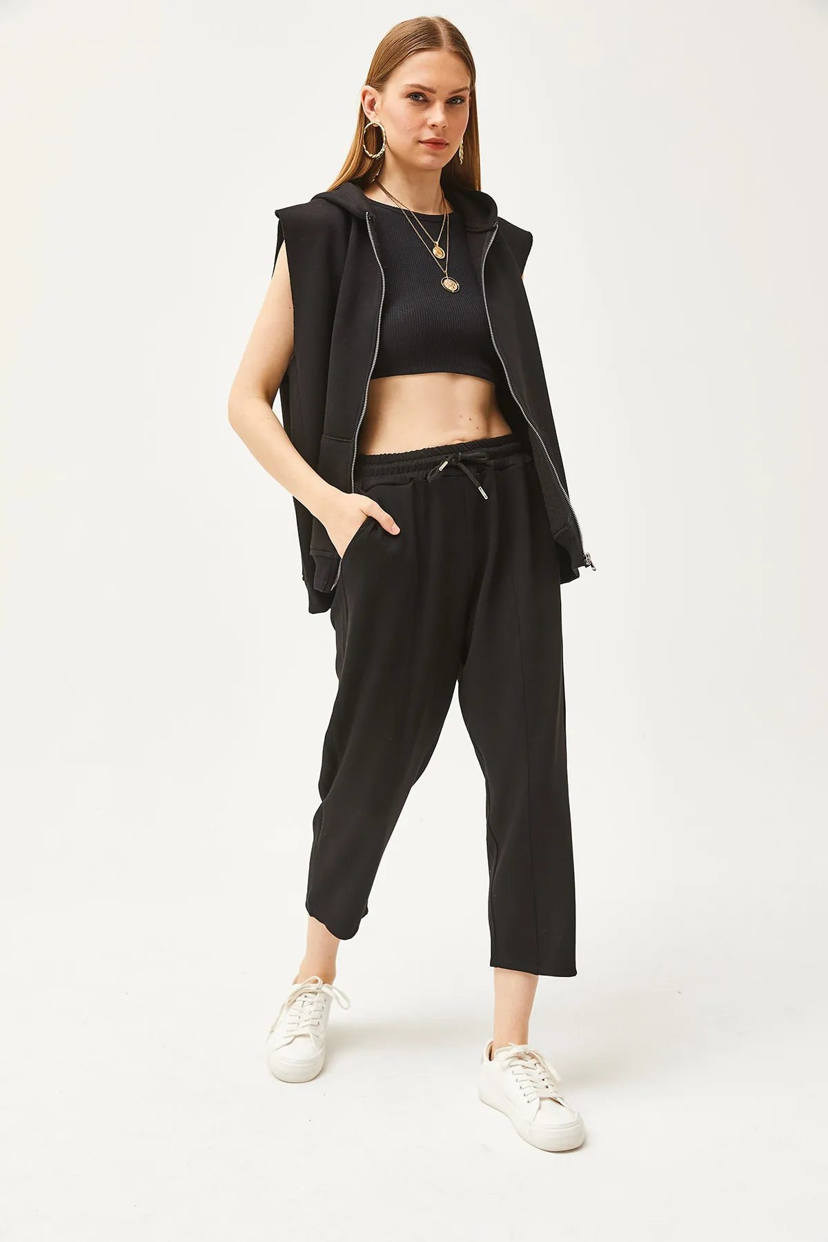 Olalook  Schwarze, weich strukturierte Modal-Jogginghose für Damen mit Taschennähten EŞF-00000069