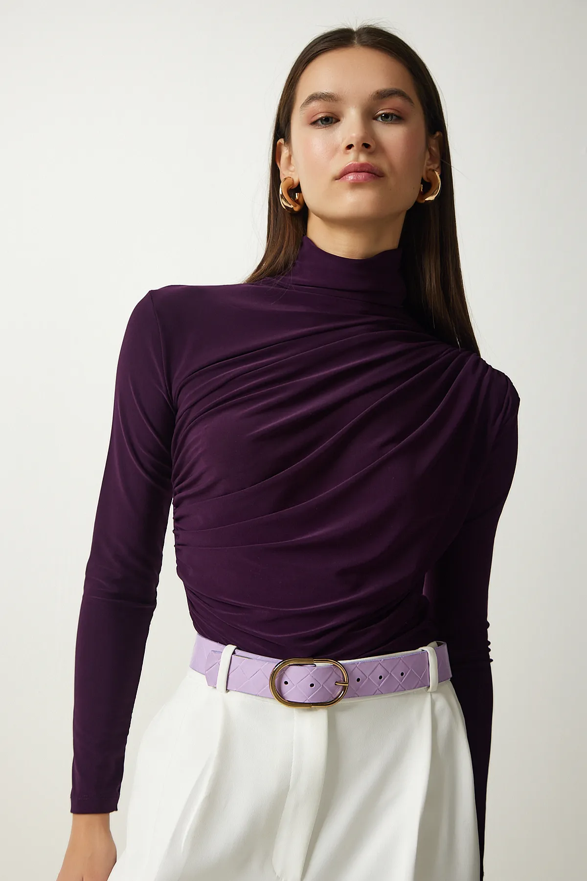 Happiness İstanbul  Pflaumenfarbene, geraffte, detaillierte Sandy-Bluse mit hohem Kragen für Damen FF00135