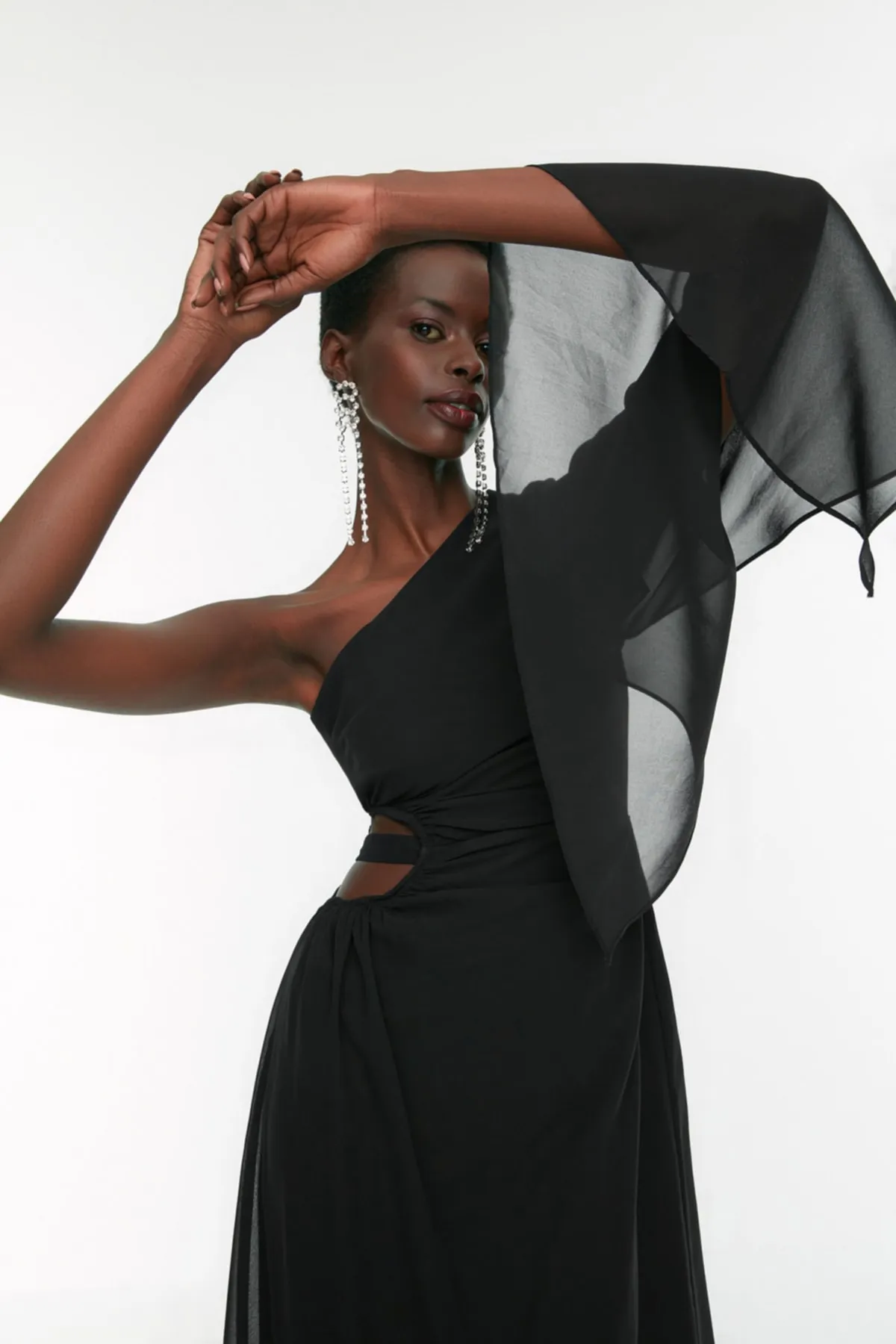 Trendyol Collection  Elegantes Abendkleid aus schwarzem, gefüttertem Chiffon mit Fenster-/Ausschnittdetail TPRSS22EL1721