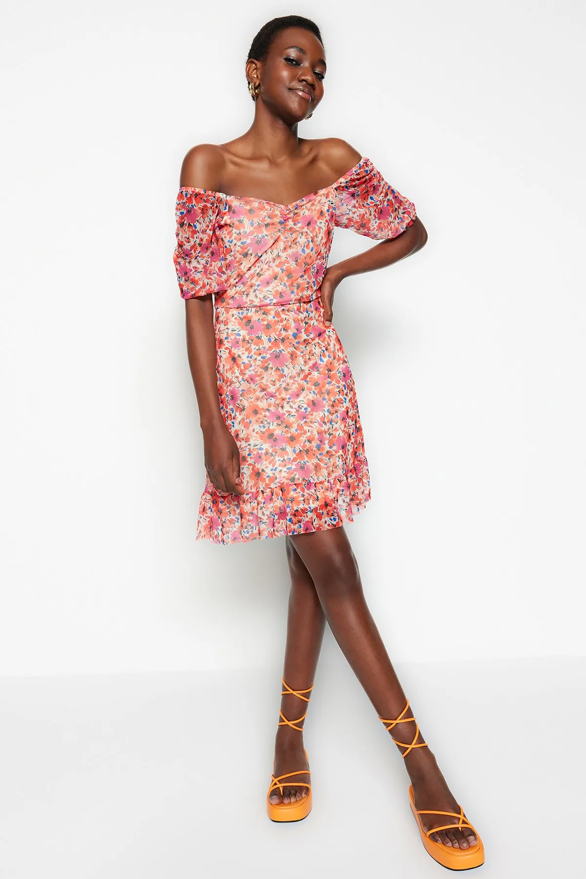 Trendyol Collection  Orangefarbenes, blumengemustertes, dehnbares Mini-Strickkleid aus Tüll mit herzförmigem Ausschnitt TWOSS20EL1690