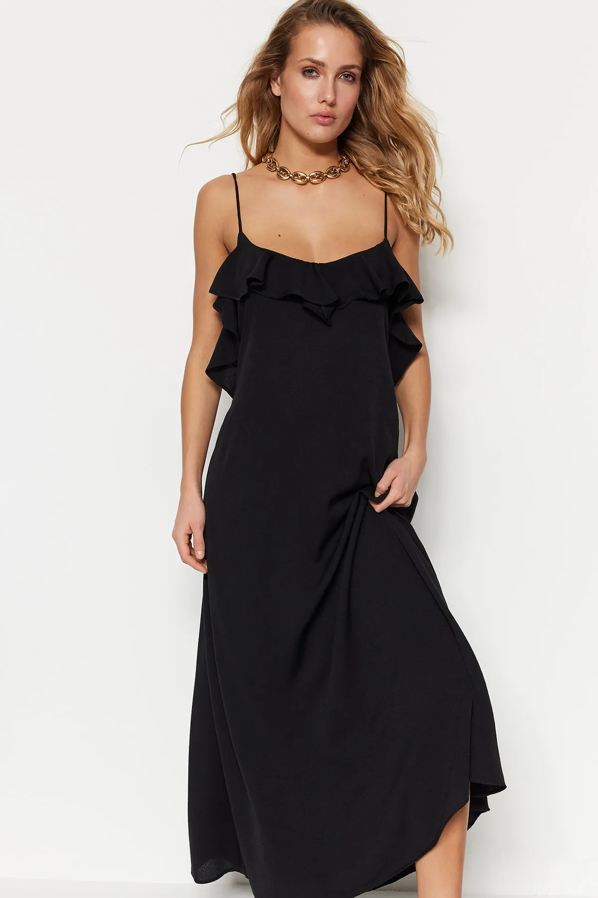 Trendyol Collection  Schwarzes Maxi-Strandkleid mit gewebtem Volant TBESS19WY0004