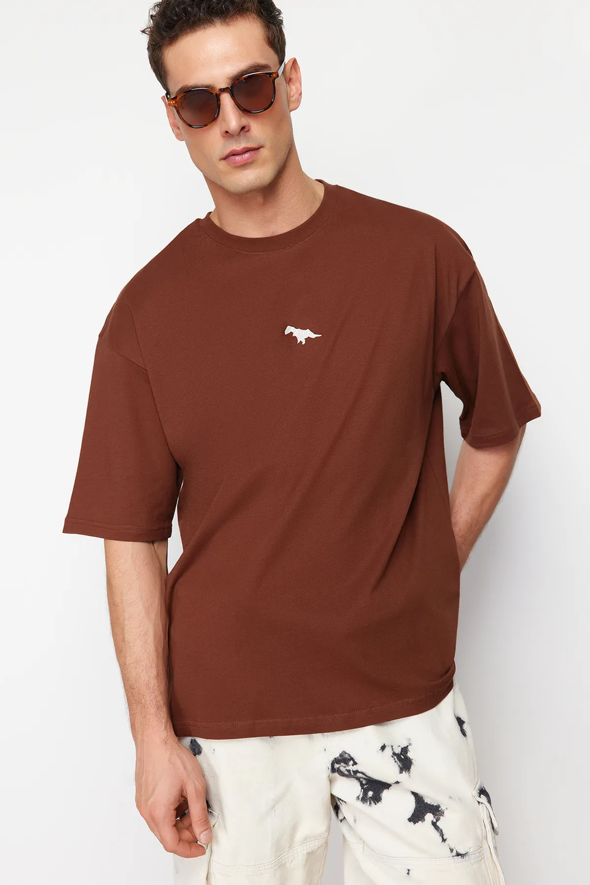 Trendyol Collection  Braunes, übergroßes/weit geschnittenes, mit Dinosauriern besticktes T-Shirt aus 100 % Baumwolle TMNSS23TS00243 TMNSS23TS00243