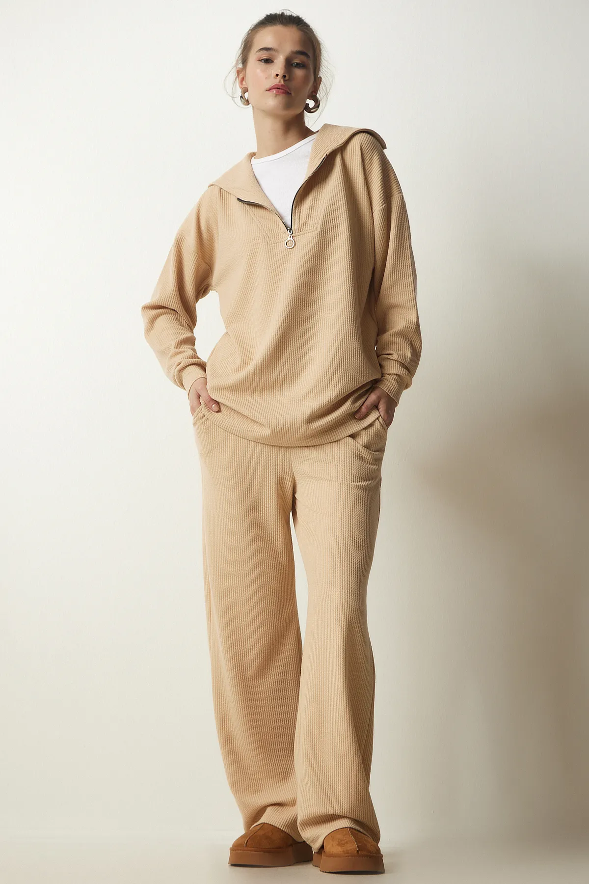 Happiness İstanbul  Cremefarbenes geripptes Strickblusen- und Hosen-Set für Damen EW00004