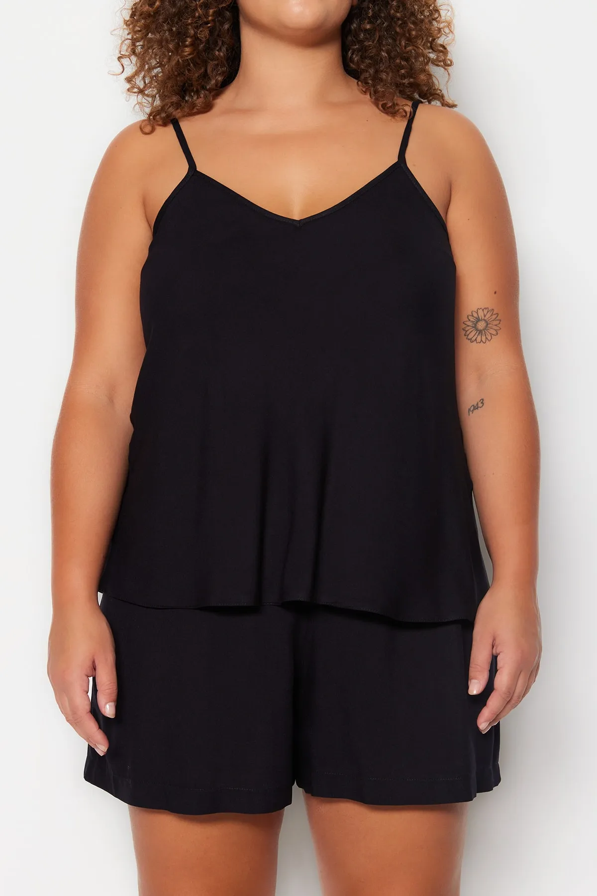 Trendyol Curve  Pyjama-Set aus Viskosegewebe mit schwarzen Trägern TBBSS23AI00021