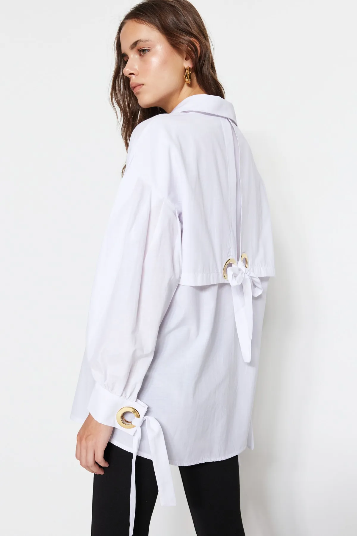 Trendyol Modest  Weißes gewebtes Baumwollhemd mit Bindedetail auf der Rückseite und Accessoires TCTSS23TG00109