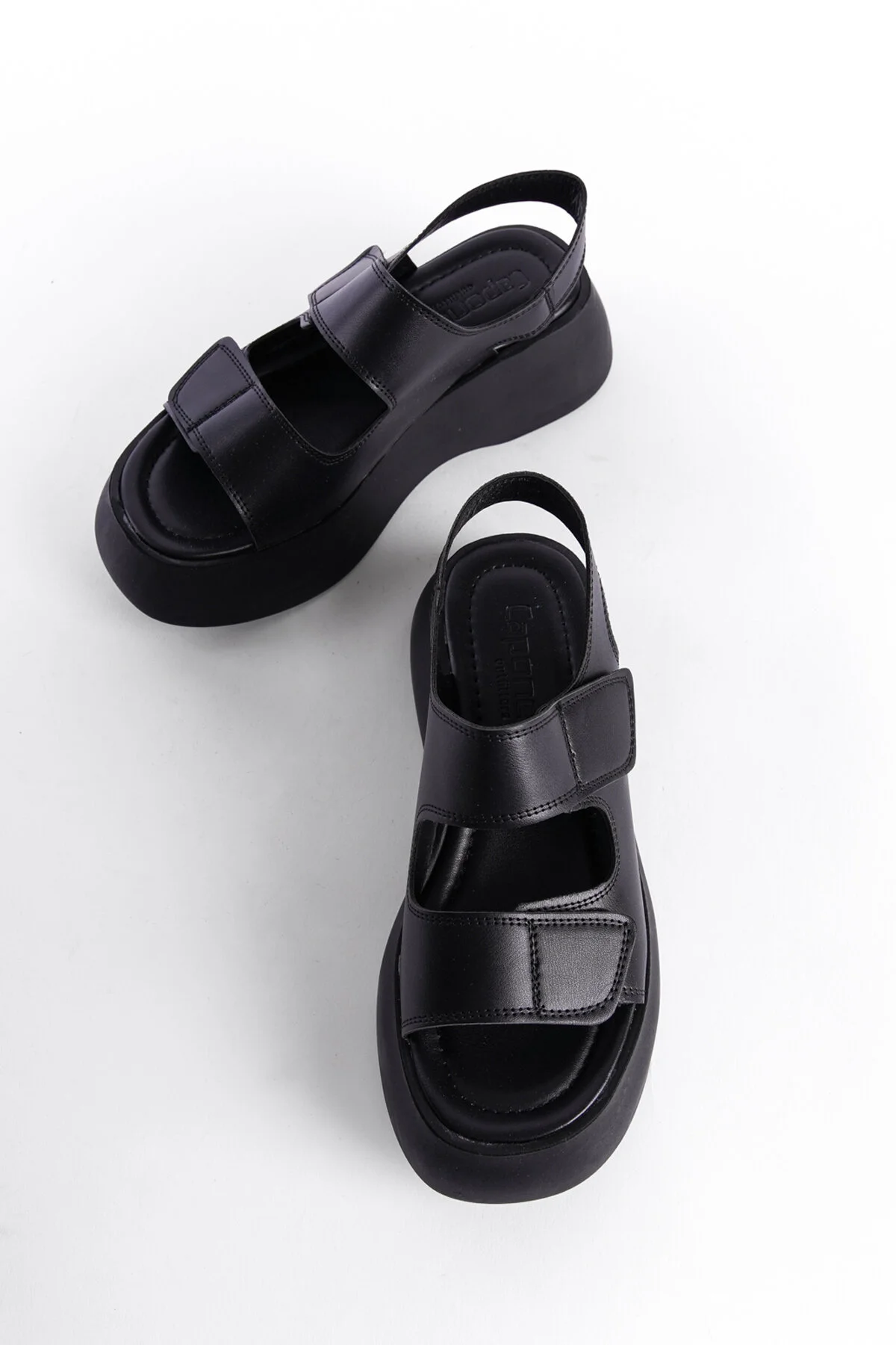 Capone Outfitters  Damensandalen mit Keilabsatz und doppeltem Klettverschluss