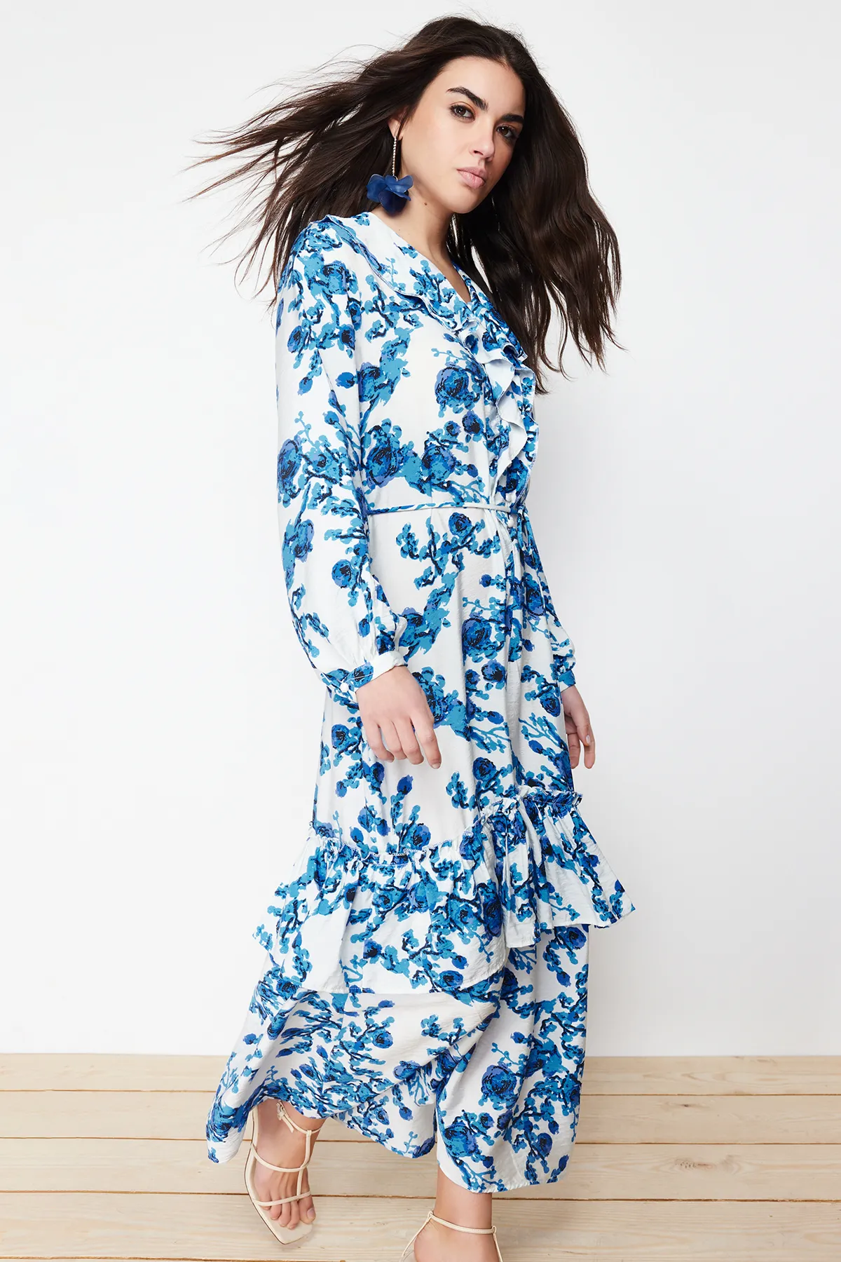 Trendyol Modest  Ecrufarbenes, gewebtes Kleid mit Blumenkragen und Rüschen TCTSS24EB00079