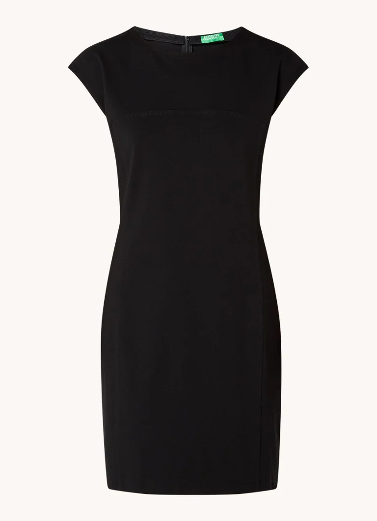 Rochie mini mulată de la Benetton, cu decolteu rotund.
