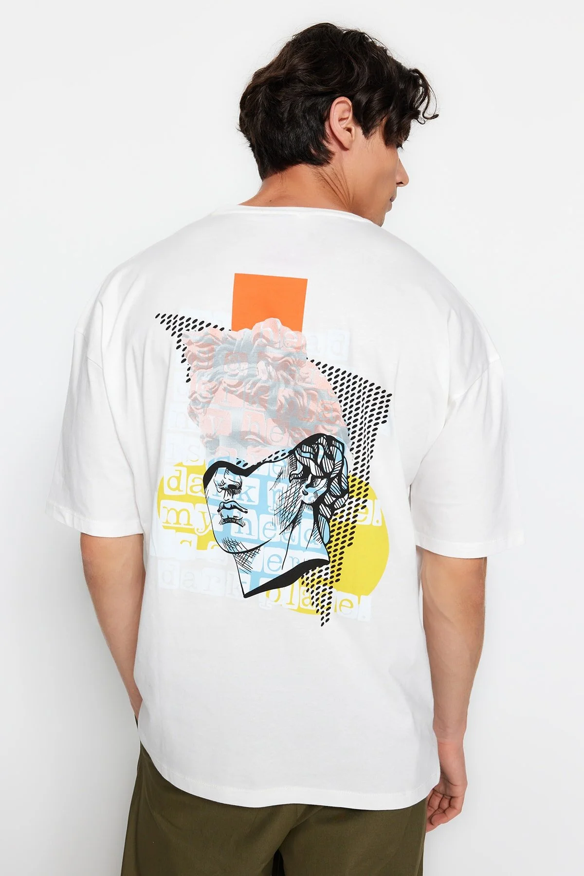 Trendyol Collection  Ecru Unisex-Strick-T-Shirt in Übergröße/weiter Passform mit künstlerischem Aufdruck auf der Rückseite TMNSS23TS00151