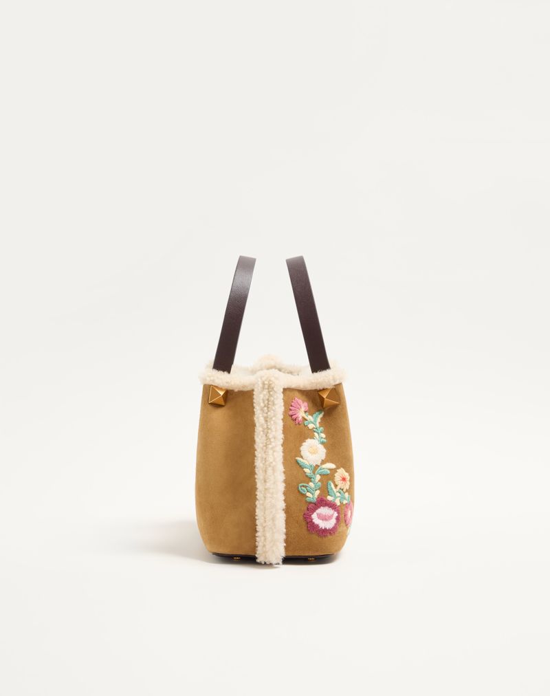 Bolsa de compras pequena Valentino Garavani em camurça bordada com forro de pele de carneiro.
