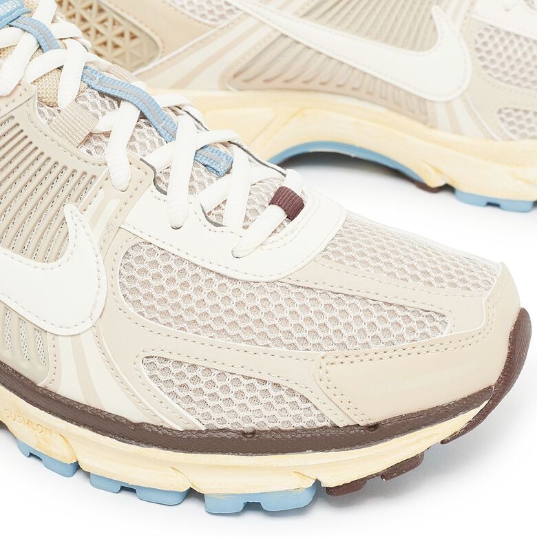 NIKE Wmns Zoom Vomero 5 