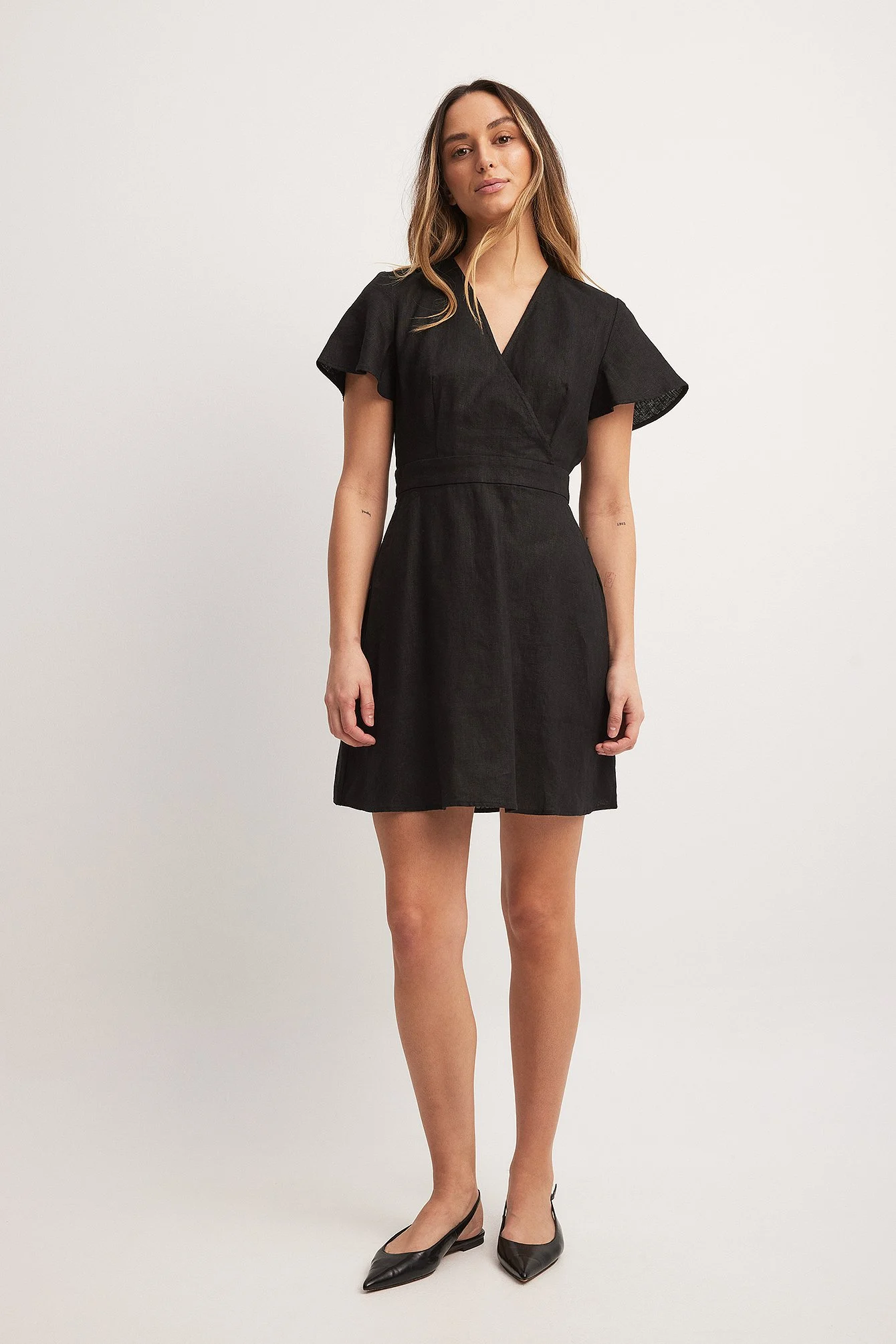Fließendes Minikleid aus Leinen mit Bindeband hinten