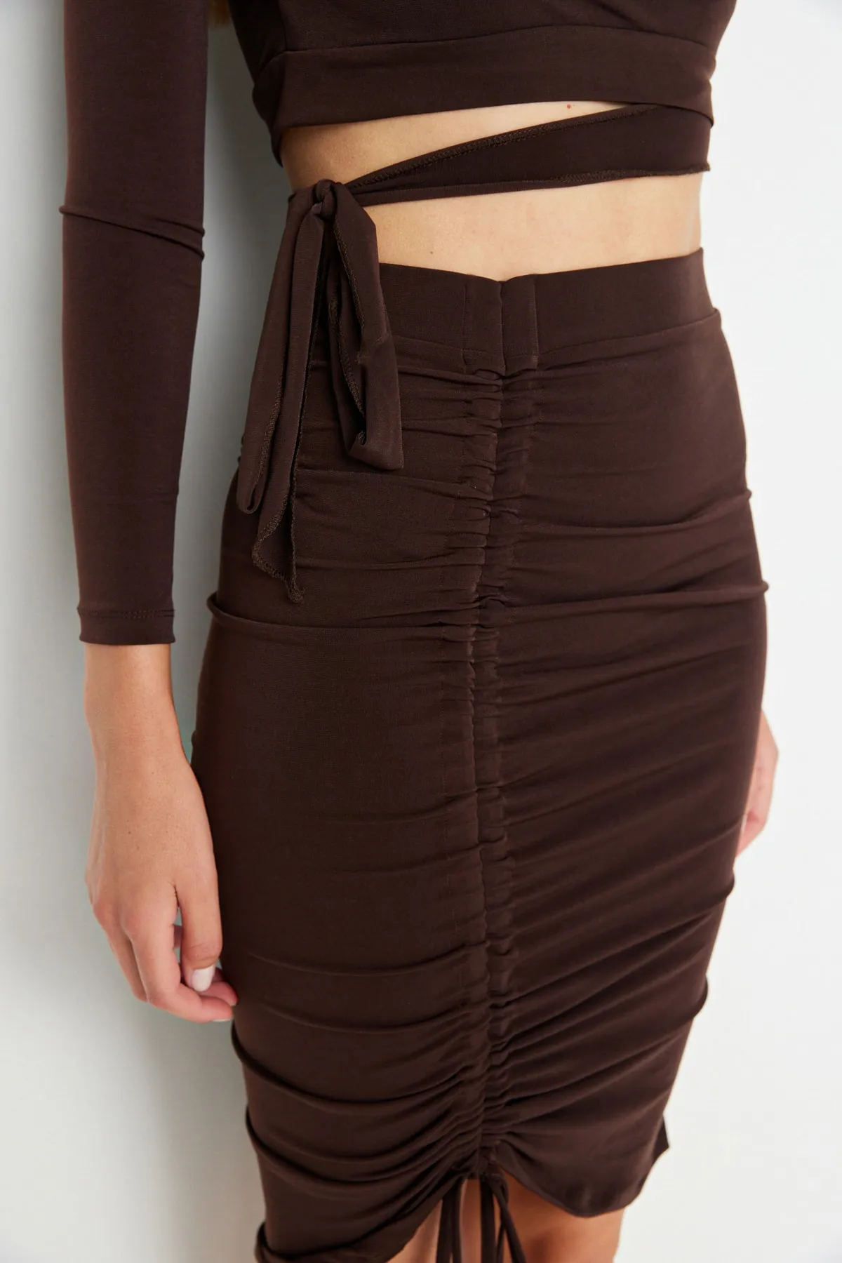 Trendyol Collection  Braunes Set aus Oberteil und Unterteil aus Strick mit RaffungTWOAW23AU00100