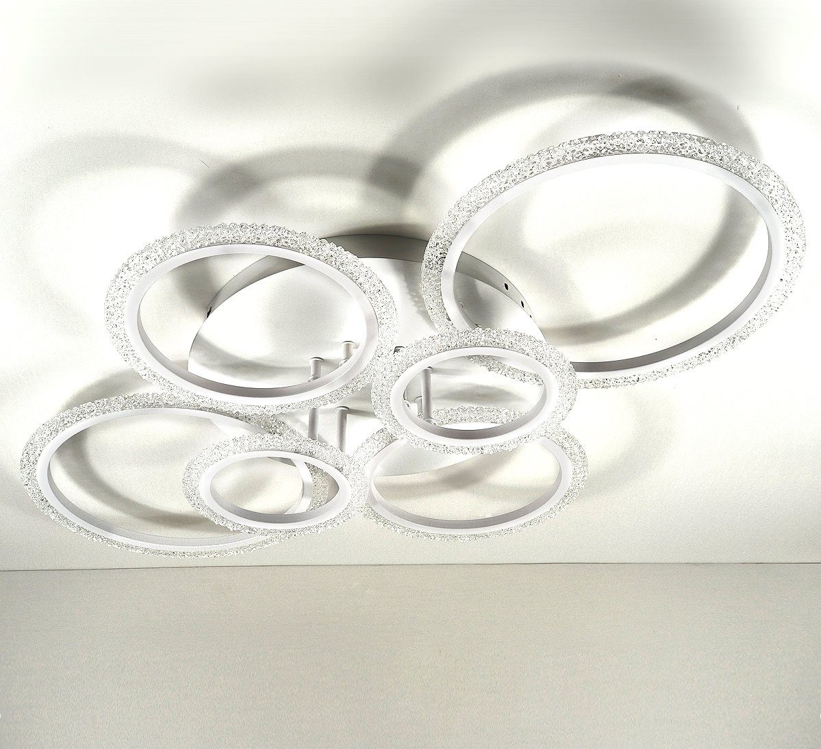 Lewima LED Deckenleuchte XL-XXL groß glitzernd funkelnd Deckenlampe 11-45W, Dimmbar per Fernbedienung, Einstellungen werden gespeichert, Farbwechsel Warmweiß / Kaltweiß / Neutralweiß einstellbar, 6 Ringe Weiß, 86x58cm