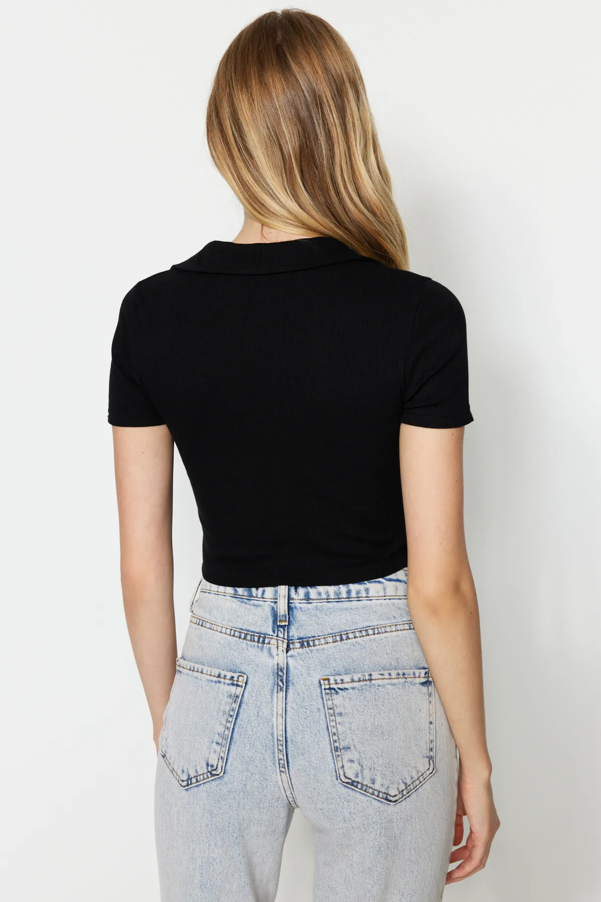 Trendyol Collection  Schwarze, taillierte, kurze, gerippte, dehnbare Strickbluse mit Polokragen TWOSS21BZ0038