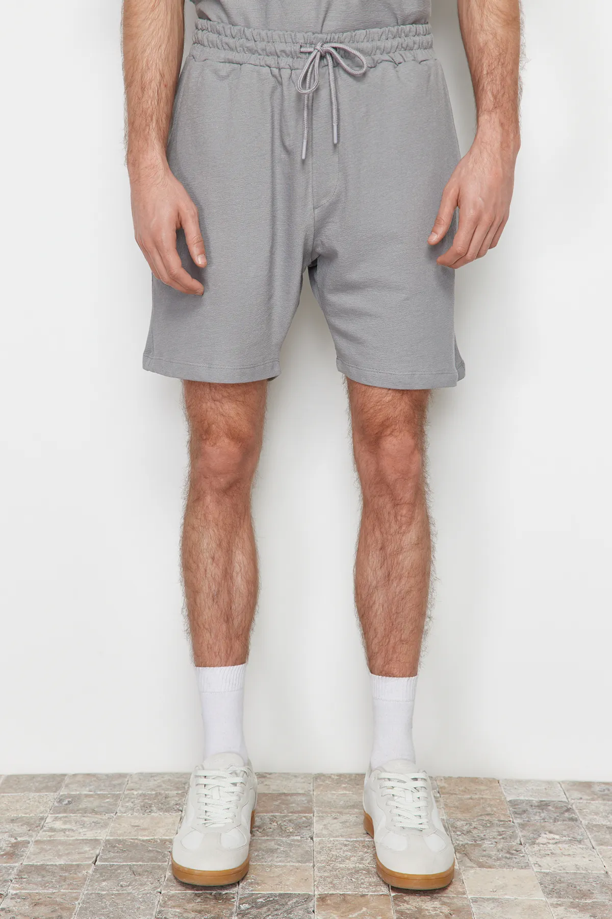 Trendyol Collection  Graue reguläre Shorts aus 100 % strukturierter Baumwolle in limitierter Auflage TMNSS23SR00035