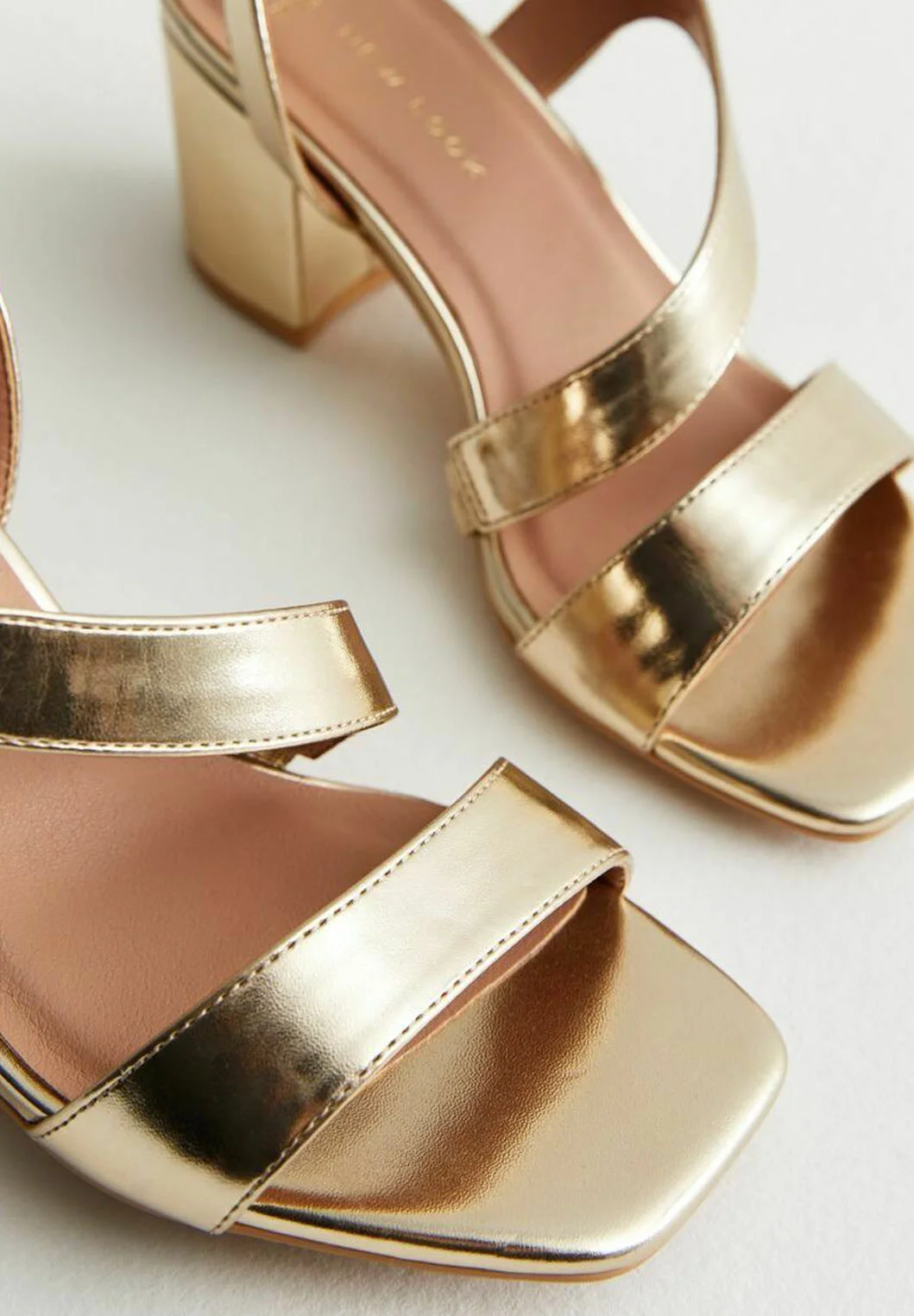 Sandalias New Look Wide Fit con tacón cuadrado asimétrico dorado y ajuste ancho