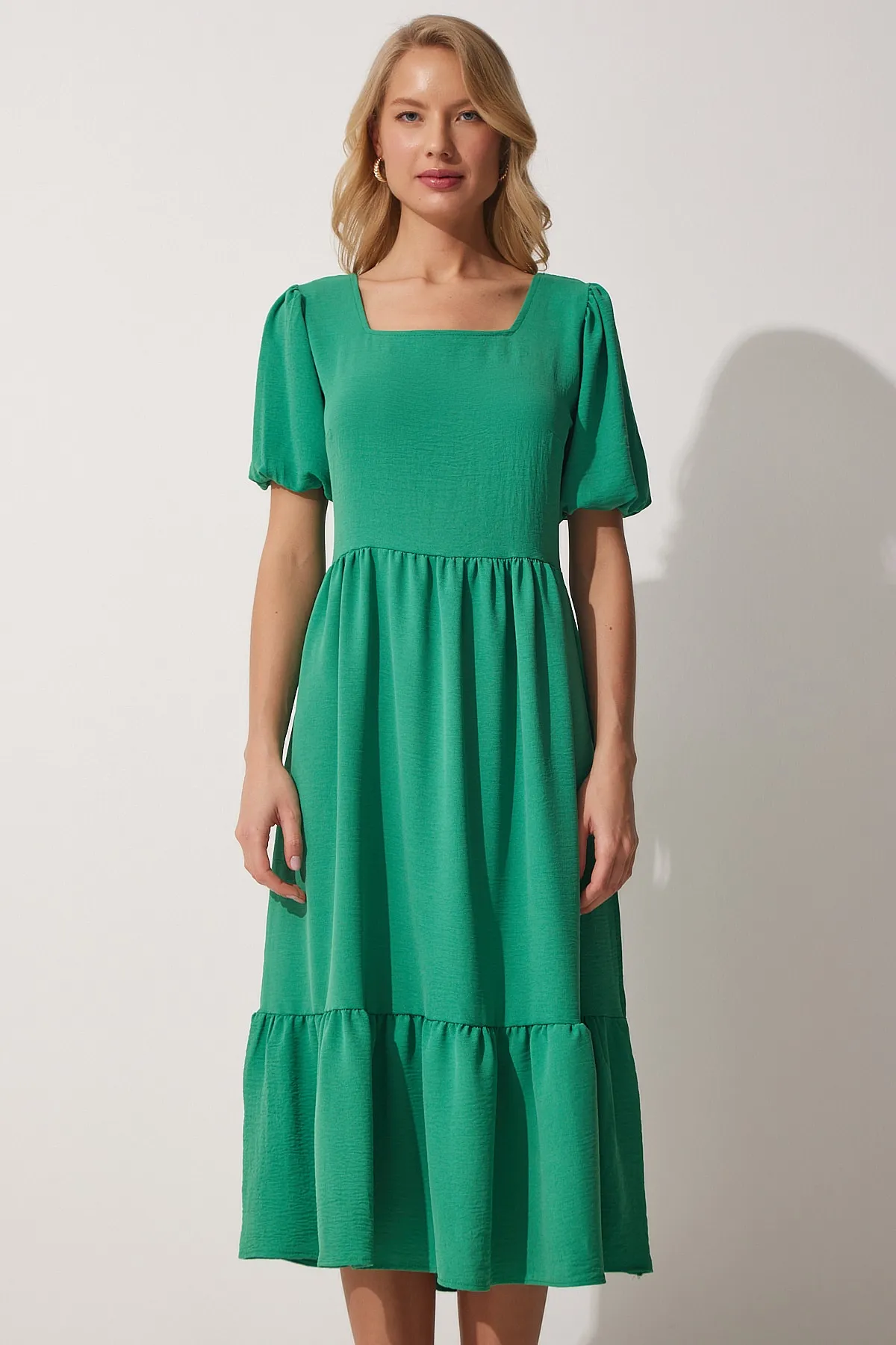 Happiness İstanbul  Lebhaftes grünes Ayrobin-Sommerkleid mit quadratischem Kragen für Damen ZH00023