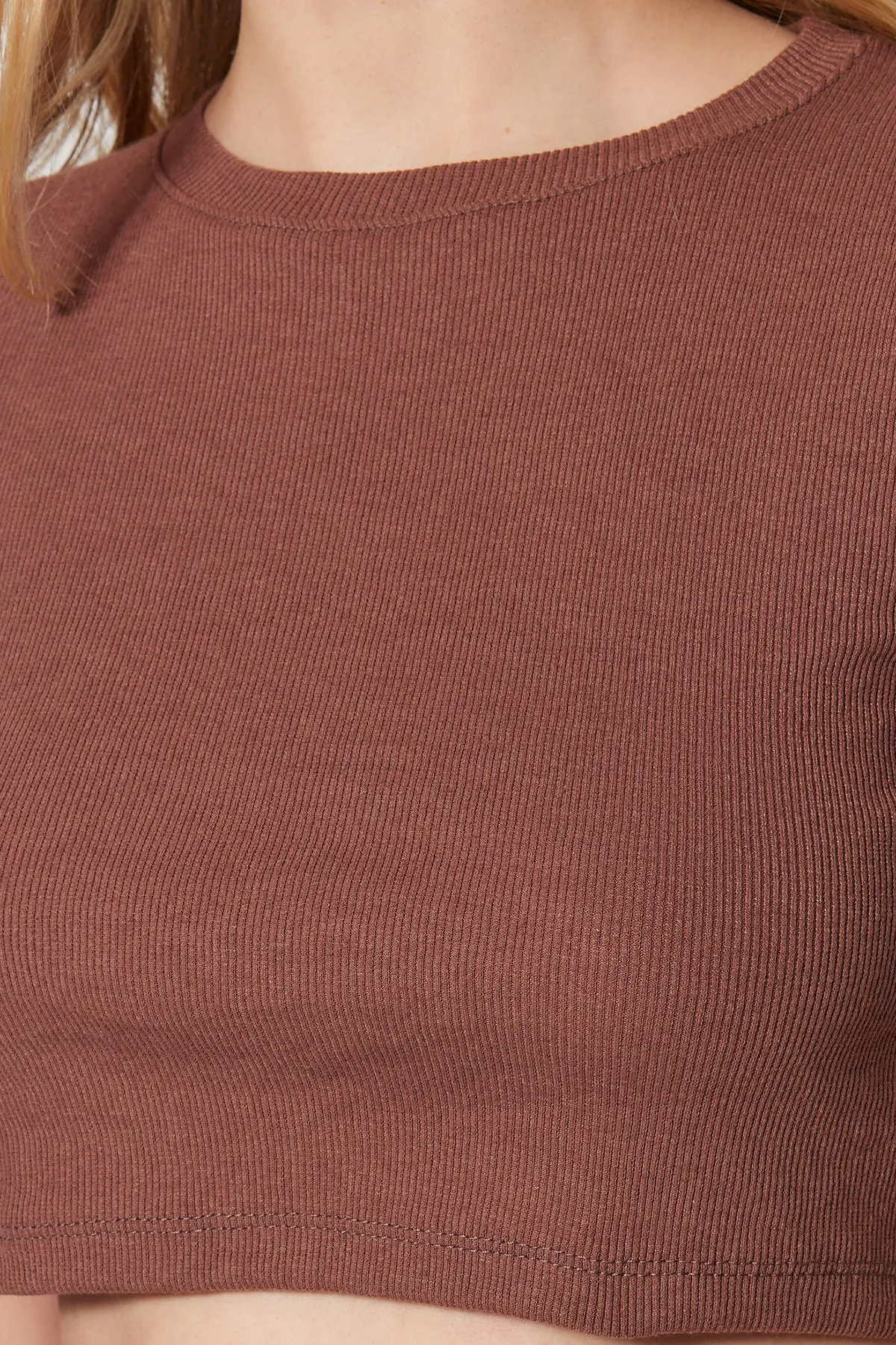 Trendyol Collection  Braunes, kurzes Set aus geripptem, flexiblem Strickoberteil und -unterteil mit Rundhalsausschnitt TWOSS21AU0160